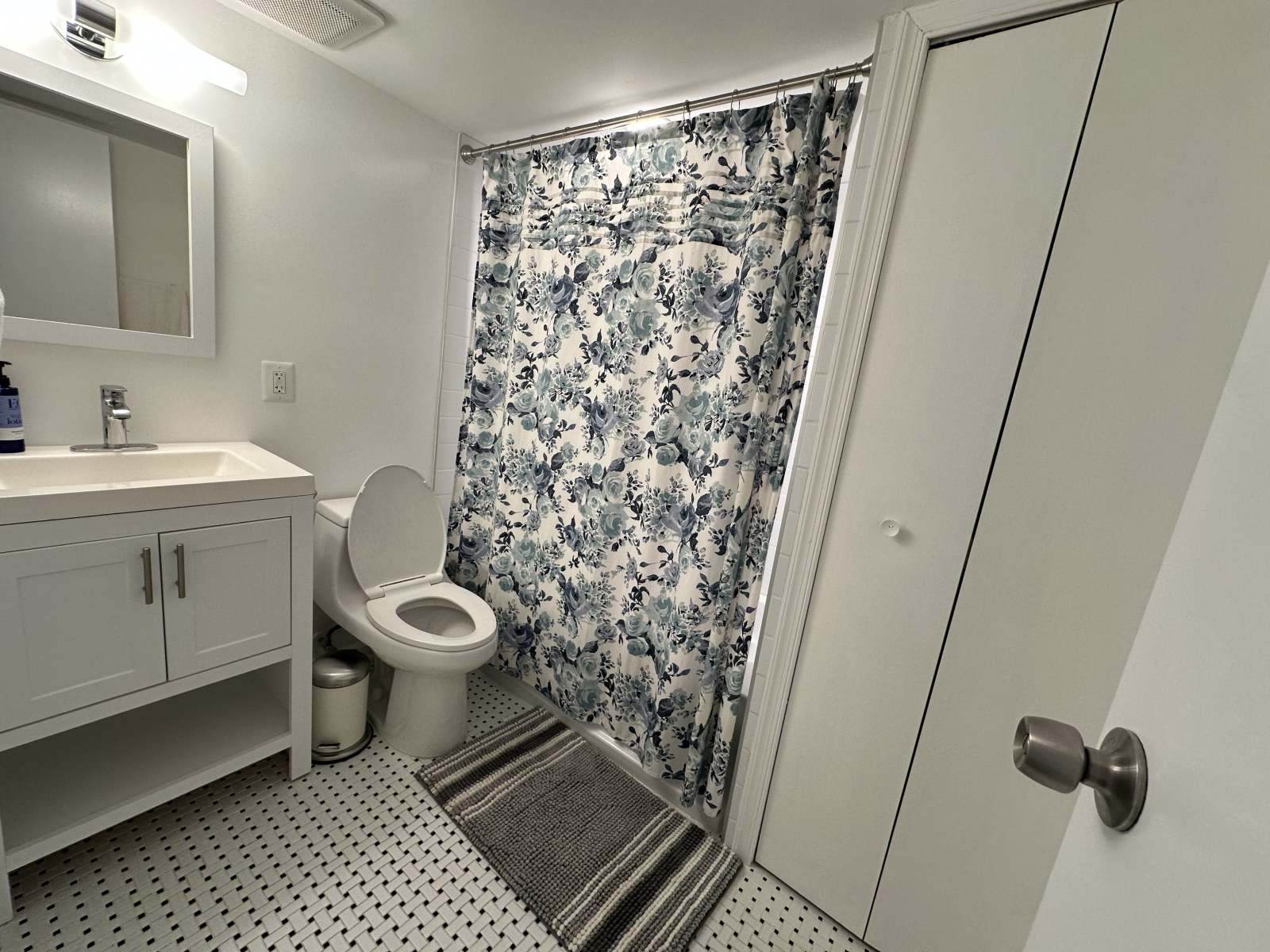 Salle de bain complète en bas