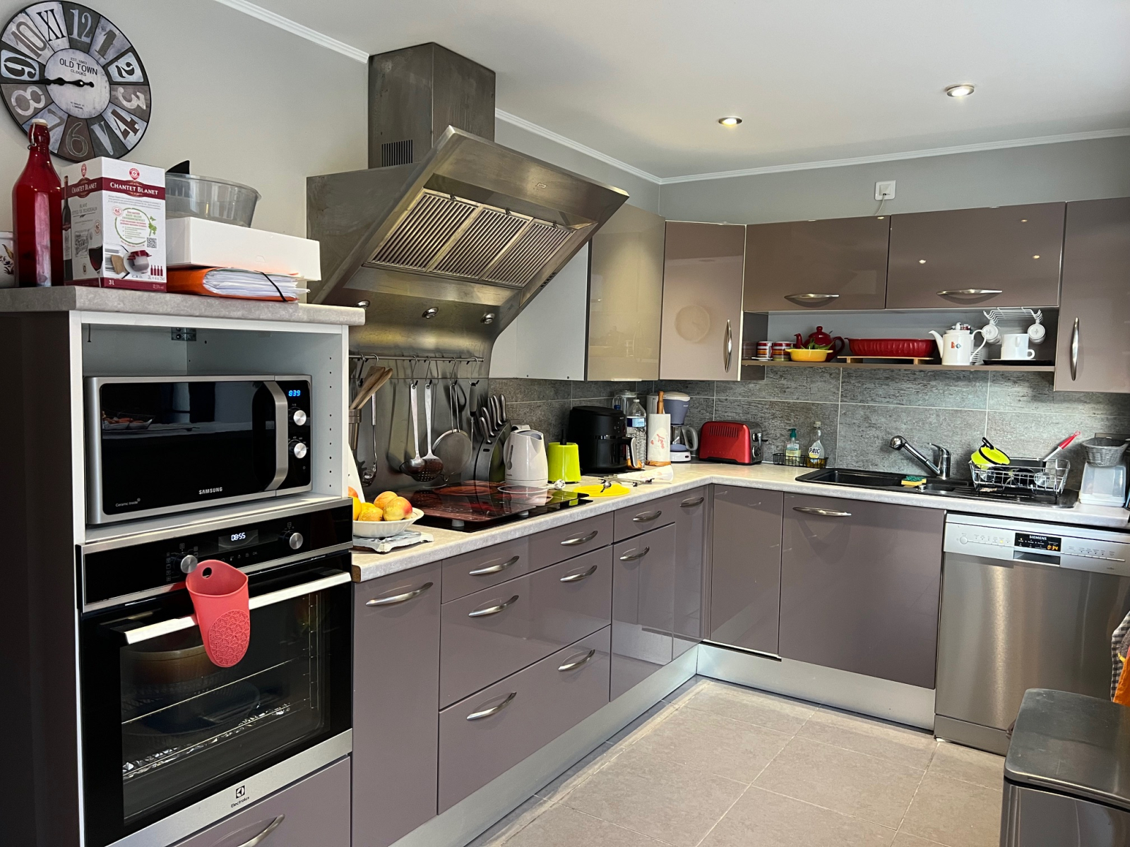 EQUIPPED KITCHEN