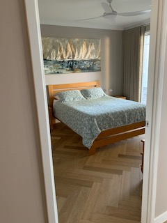 Slaapkamer op de benedenverdieping met inloopjas en ensuite