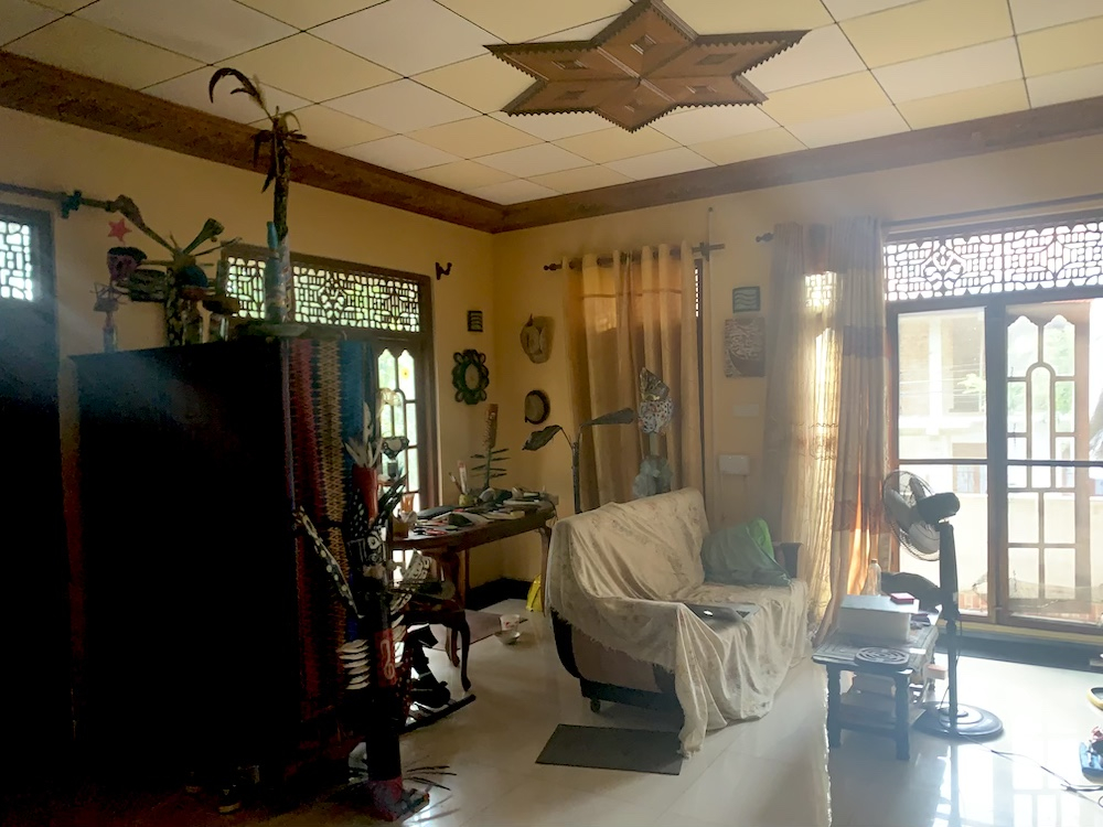 Meu canto de escritório na sala de estar e janela para o terraço, com portas de tela feitas por mim. ...