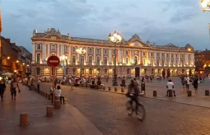TOULOUSE, place du Capitole.