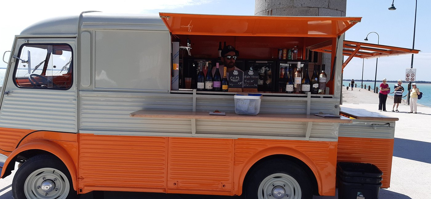 acheter son verre de vin blanc pour accompagner les huîtres à Cancale