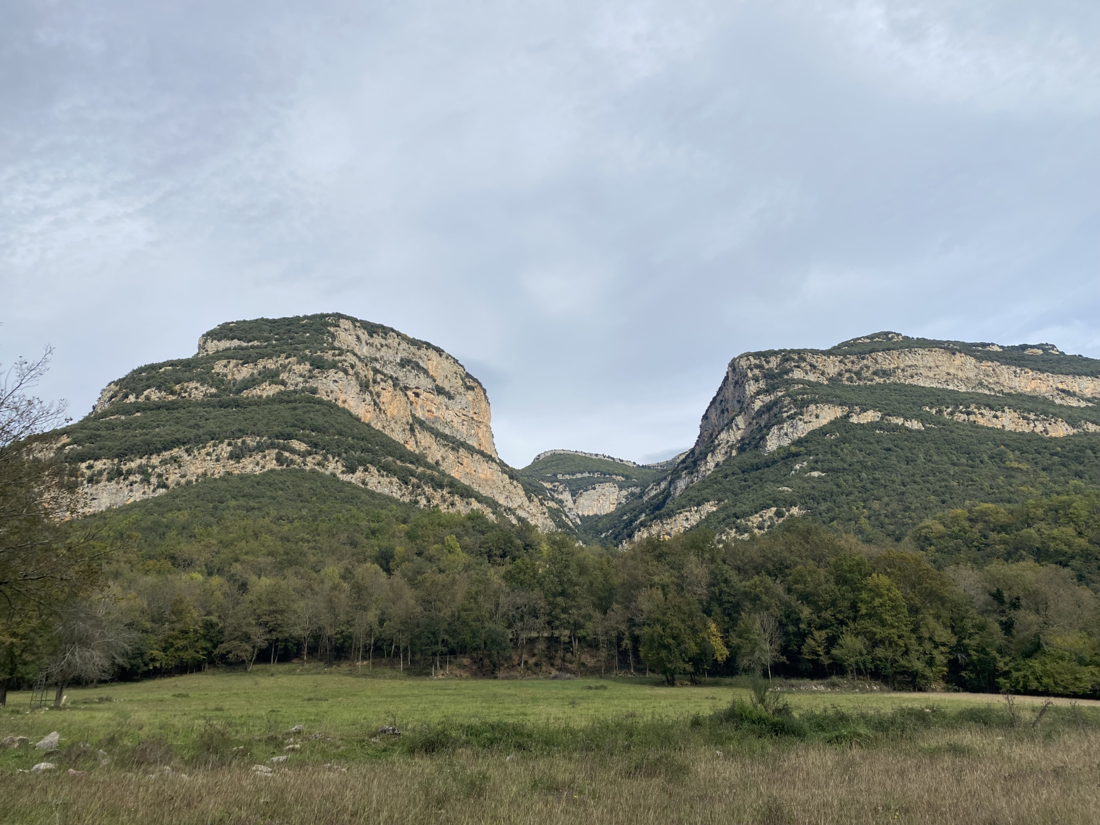 Cataluña, a medio camino del volcán, con una vista preciosa de Olot y sus colinas circundantes.