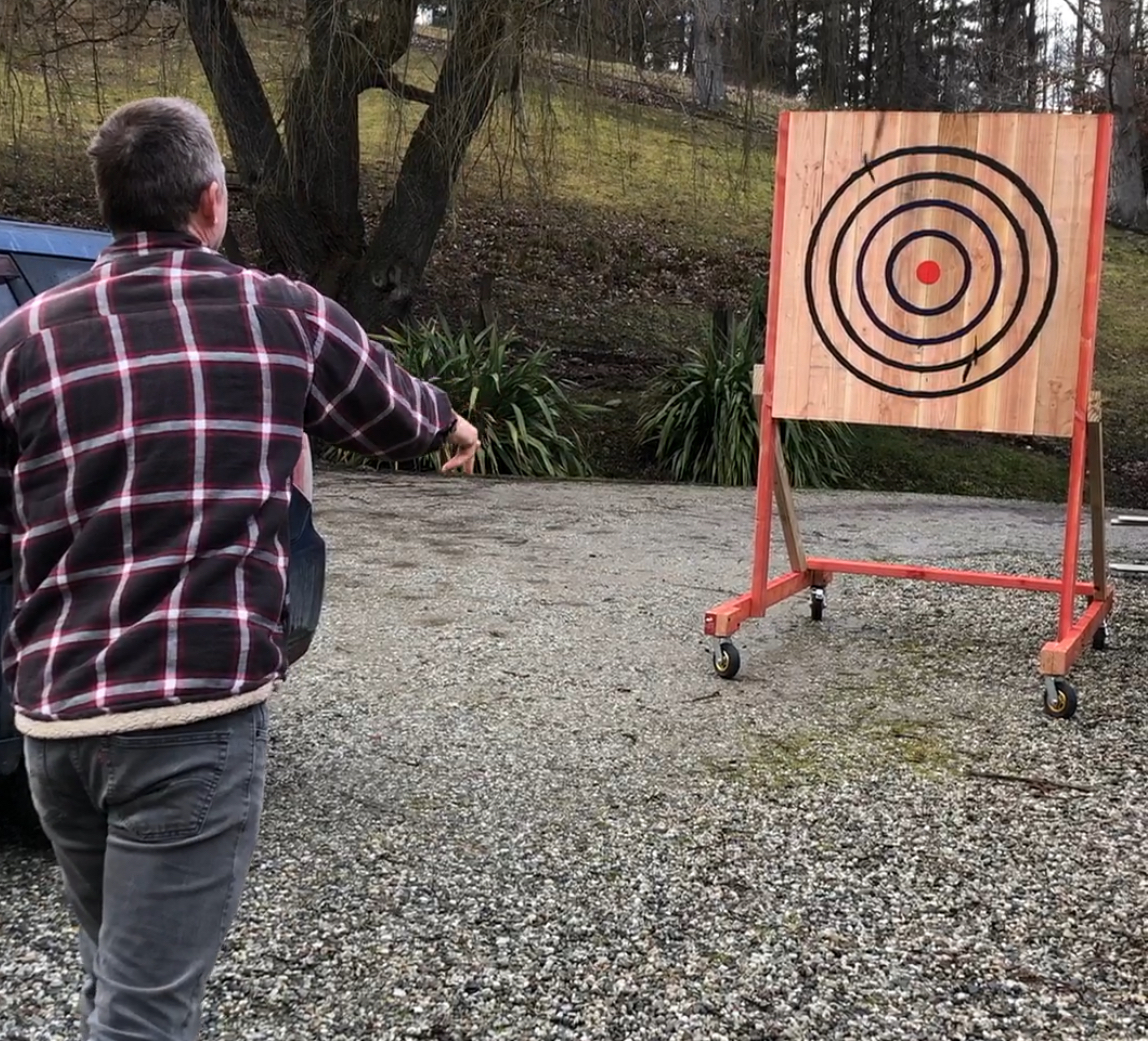 Versuchen Sie sich im Axtwerfen. Wir haben unser eigenes Board gemacht, nachdem wir es ausprobiert h ...