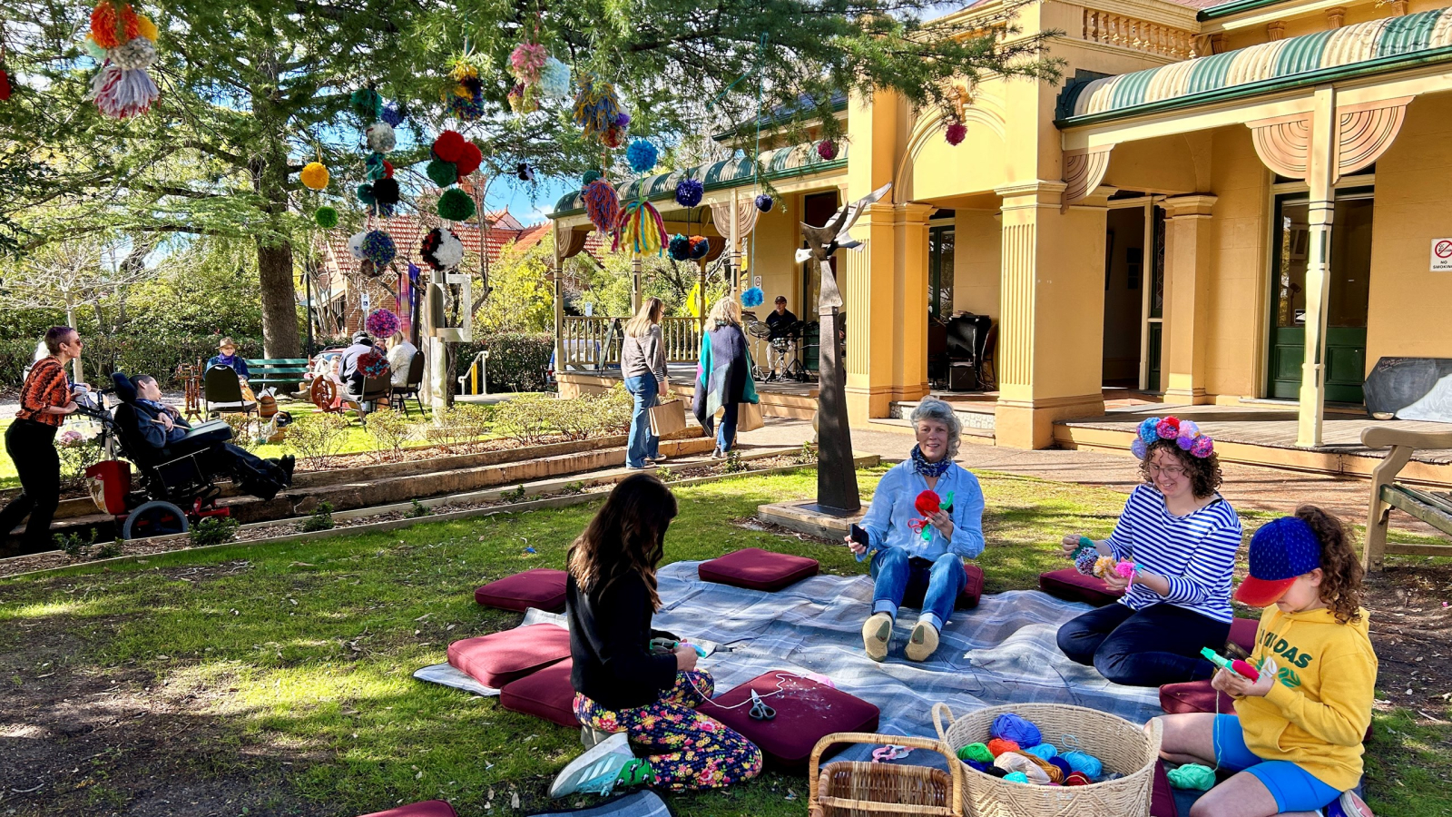 Fora da Braemar Gallery, Springwood (10 minutos de carro). Aprecie a arte local nesta galeria aconch ...