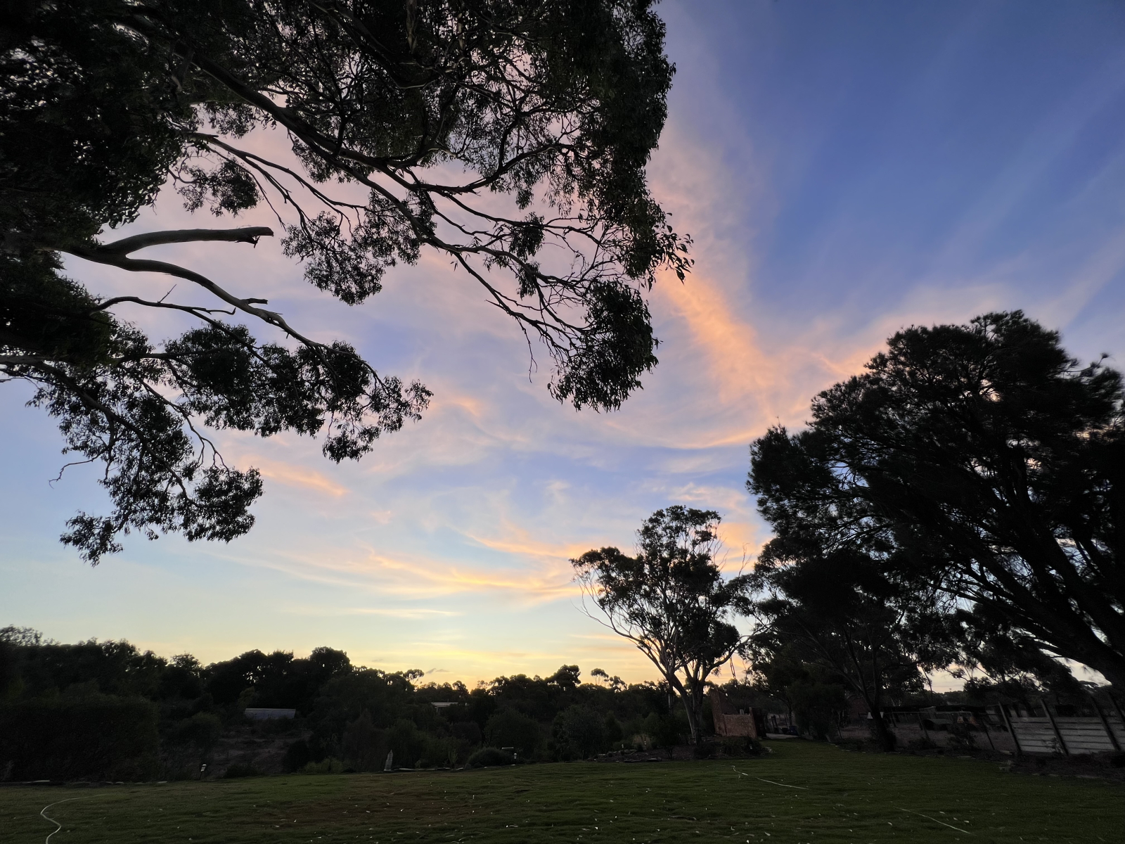 Nous ne nous lassons pas de nos magnifiques couchers de soleil.  Assis dehors en plein air en partag ...