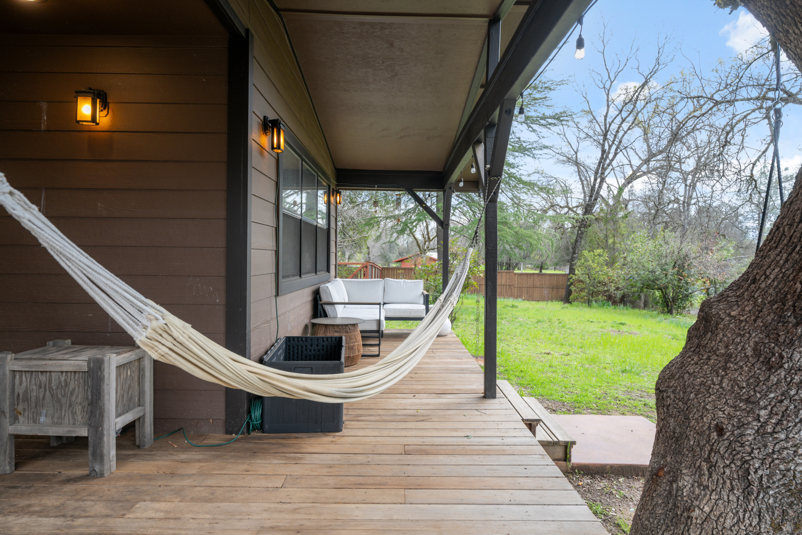 Ampio cortile recintato con ponte, patio, amaca, altalena e cupola per arrampicarsi.