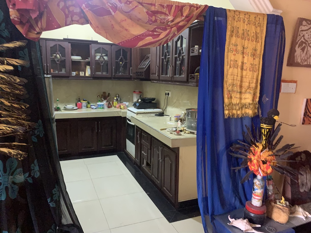 A cozinha que tem uma geladeira grande, uma pia, um fogão de um buraco e micro-ondas. O forno não fu ...