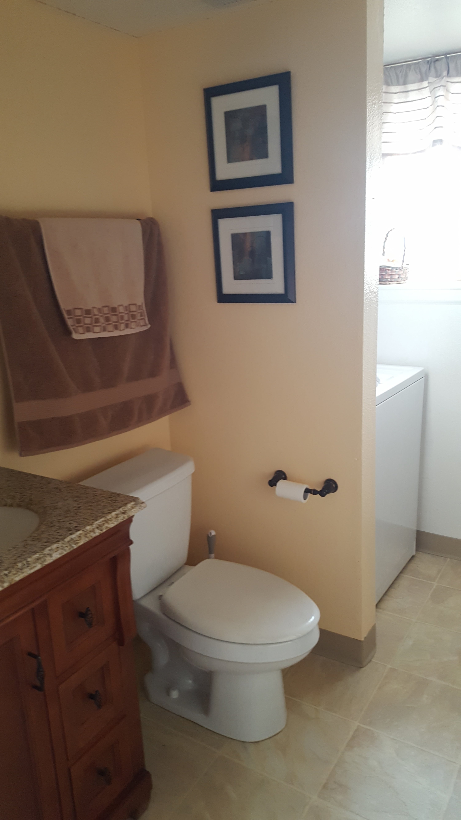 Beneden bad (met douche) en wasruimte (wasmachine en droger)