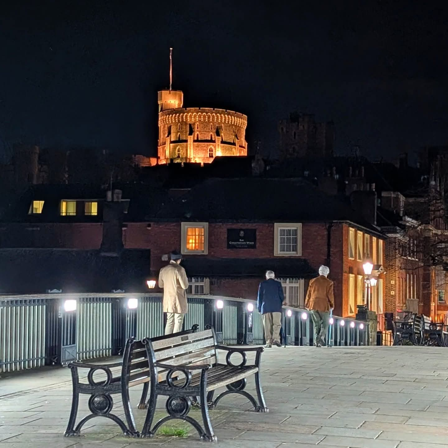 Vista noturna do Castelo a partir da Ponte de Eton