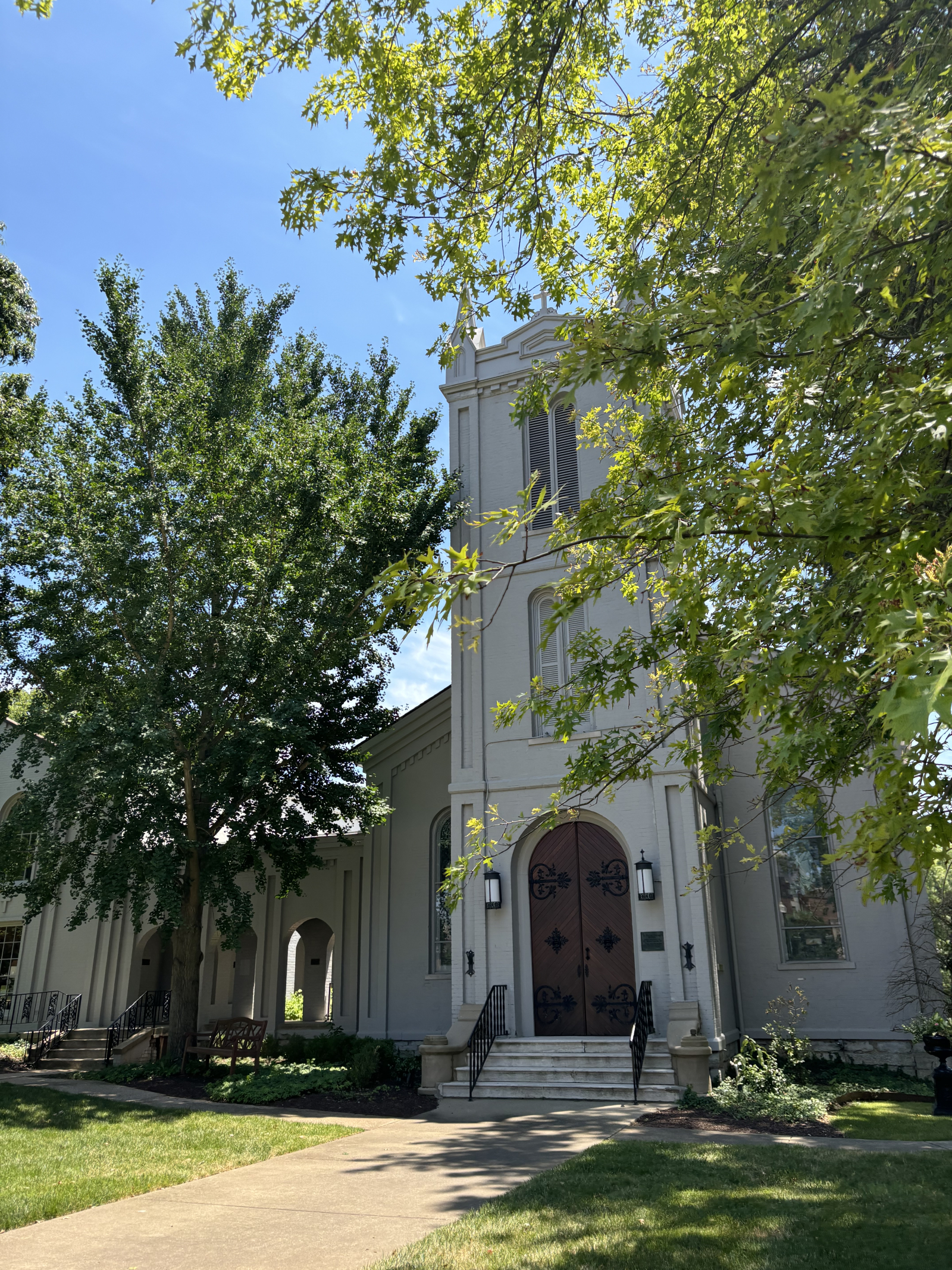 Une belle église historique en bas de la rue de notre maison