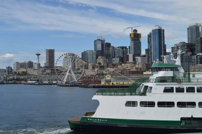 Nieuw huis met uitzicht op het water van Puget Sound en het centrum van Seattle