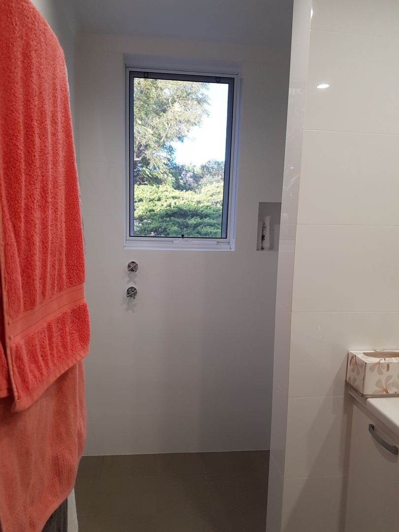 Douche à l’italienne et fenêtre sur le côté gauche