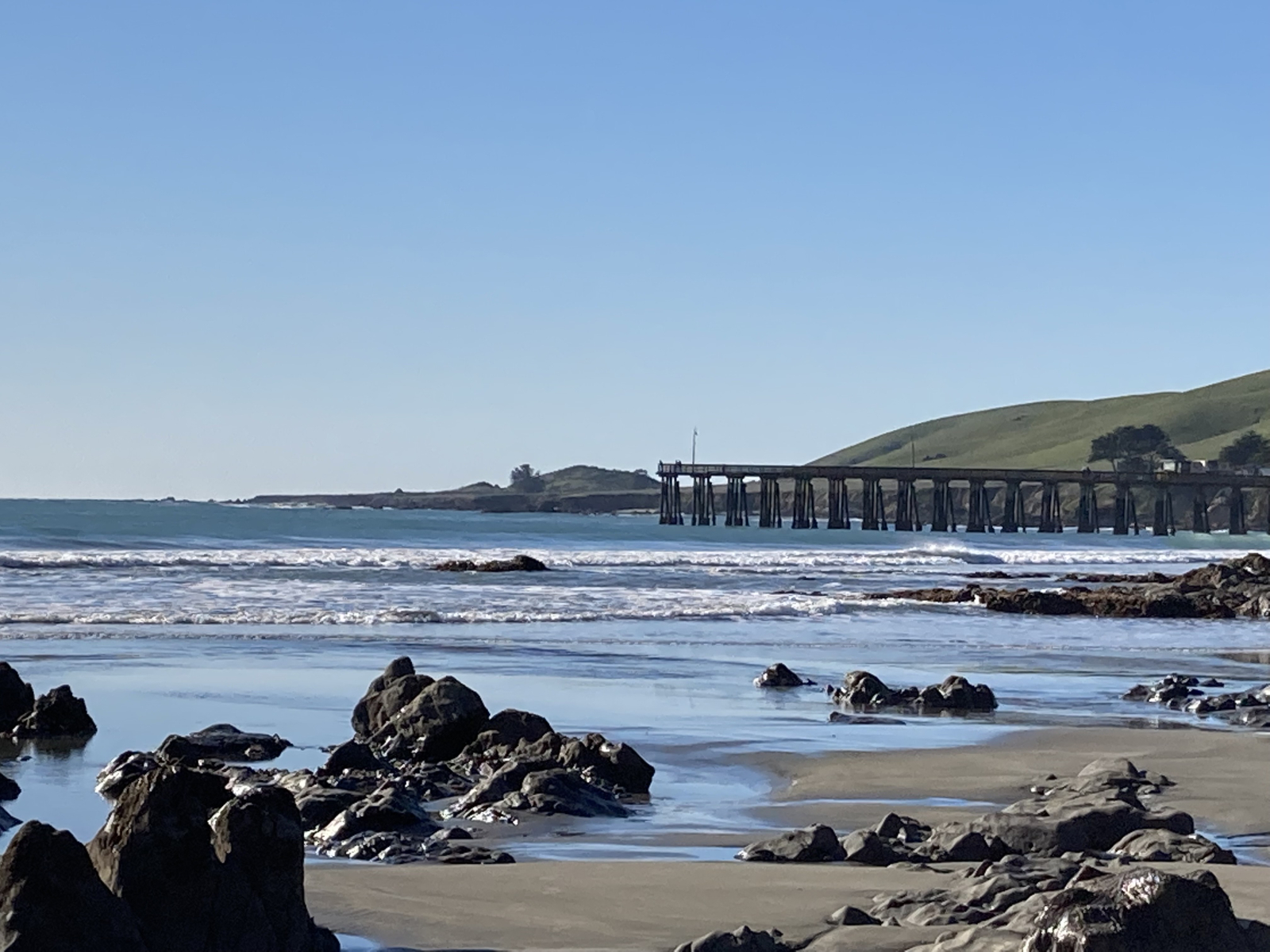 Als het eb is, kunt u een wandeling maken langs het strand van Morro Bay naar de nabijgelegen badpla ...