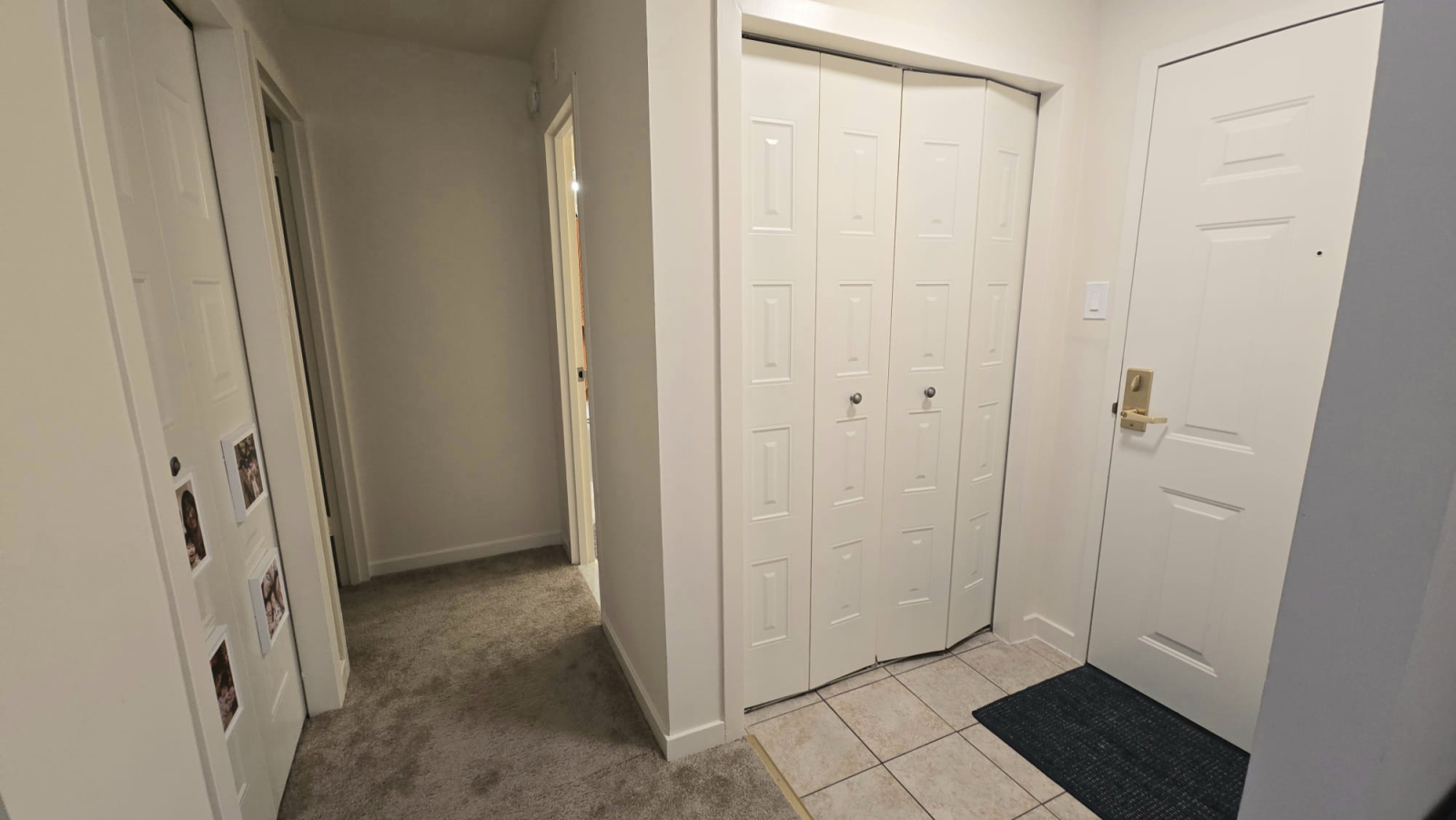 Toegangsdeur naar ons appartement met 1 slaapkamer en 1 badkamer. Zeer ruim!