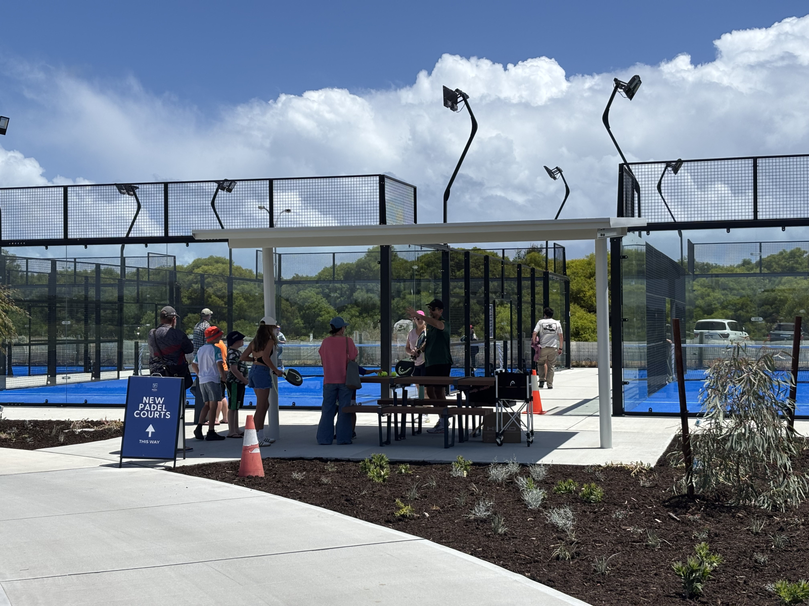 Golf ist nicht dein Ding?  Probier Paddel Board – es ist anscheinend eine Mischung aus Tennis und Sq ...