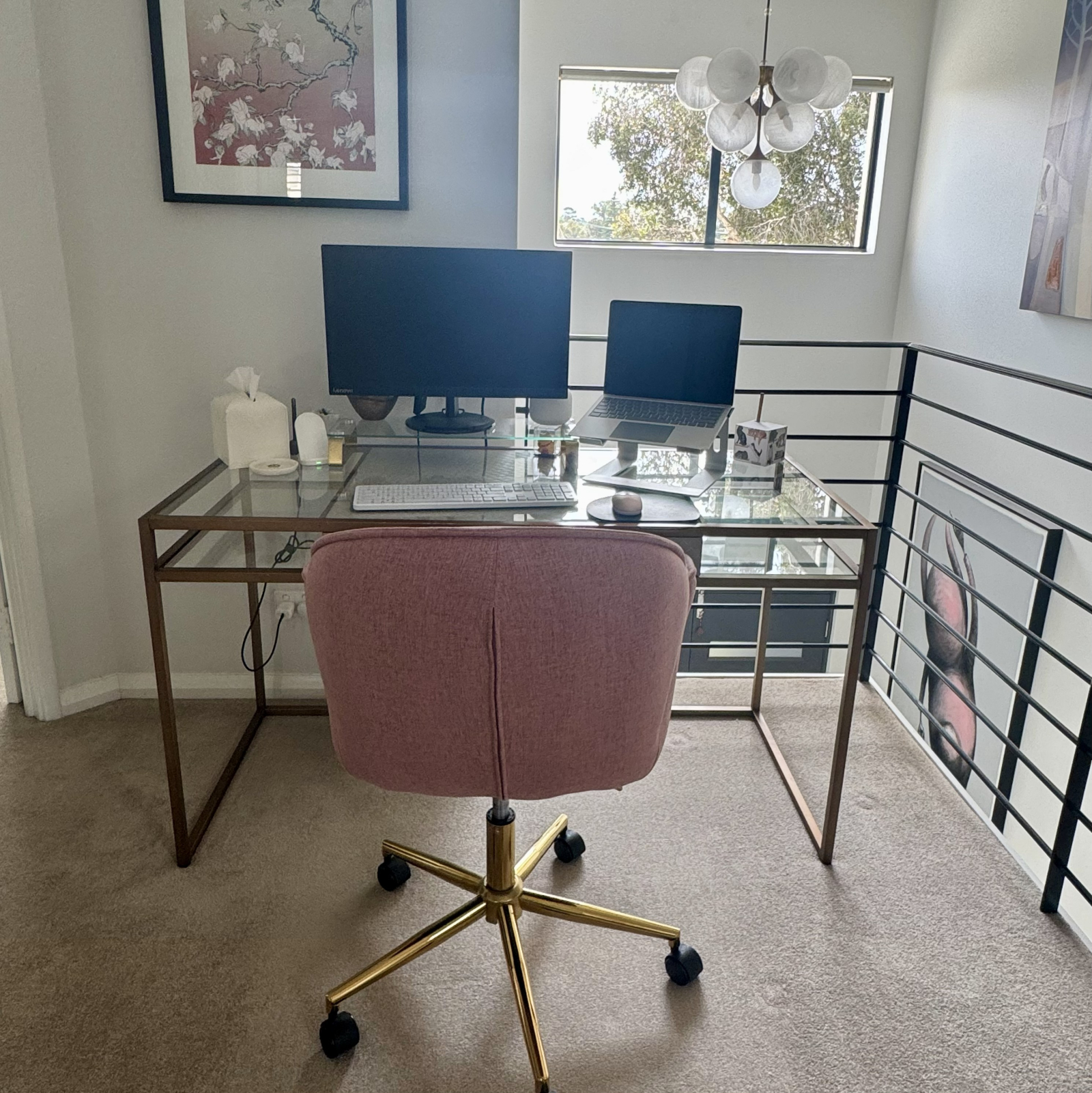 Schreibtischbereich (zweiter Bildschirm und Bluetooth-Tastatur werden vorhanden sein), falls erforde ...