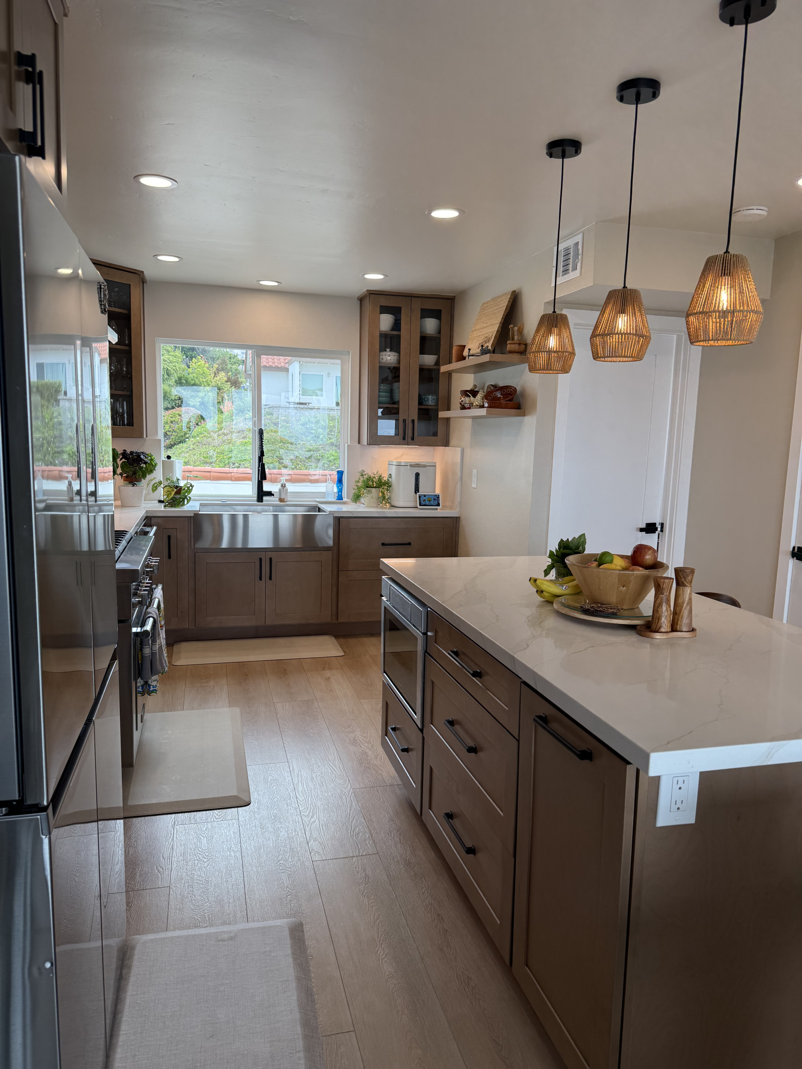 Cozinha com vista para as trilhas de caminhada de Dana Point