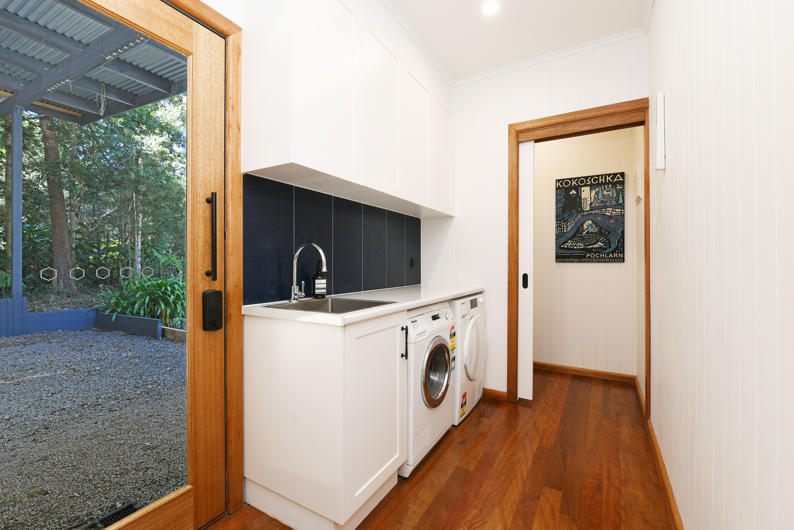 Blanchisserie pleine grandeur avec chargeur frontal et sécheuse Miele. 
Entrez dans la buanderie de ...