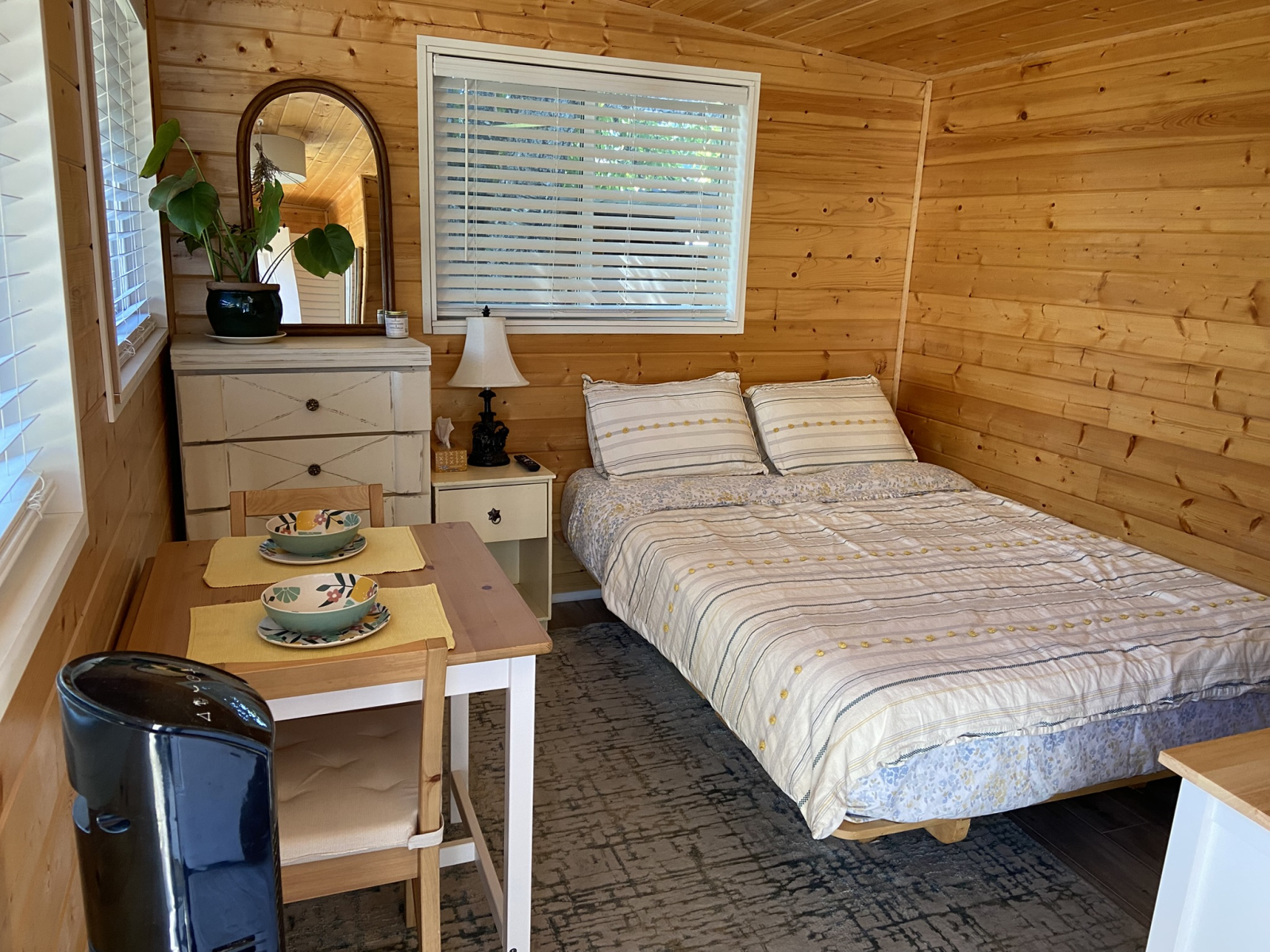 Studio cabin with queen bed and kitchenette