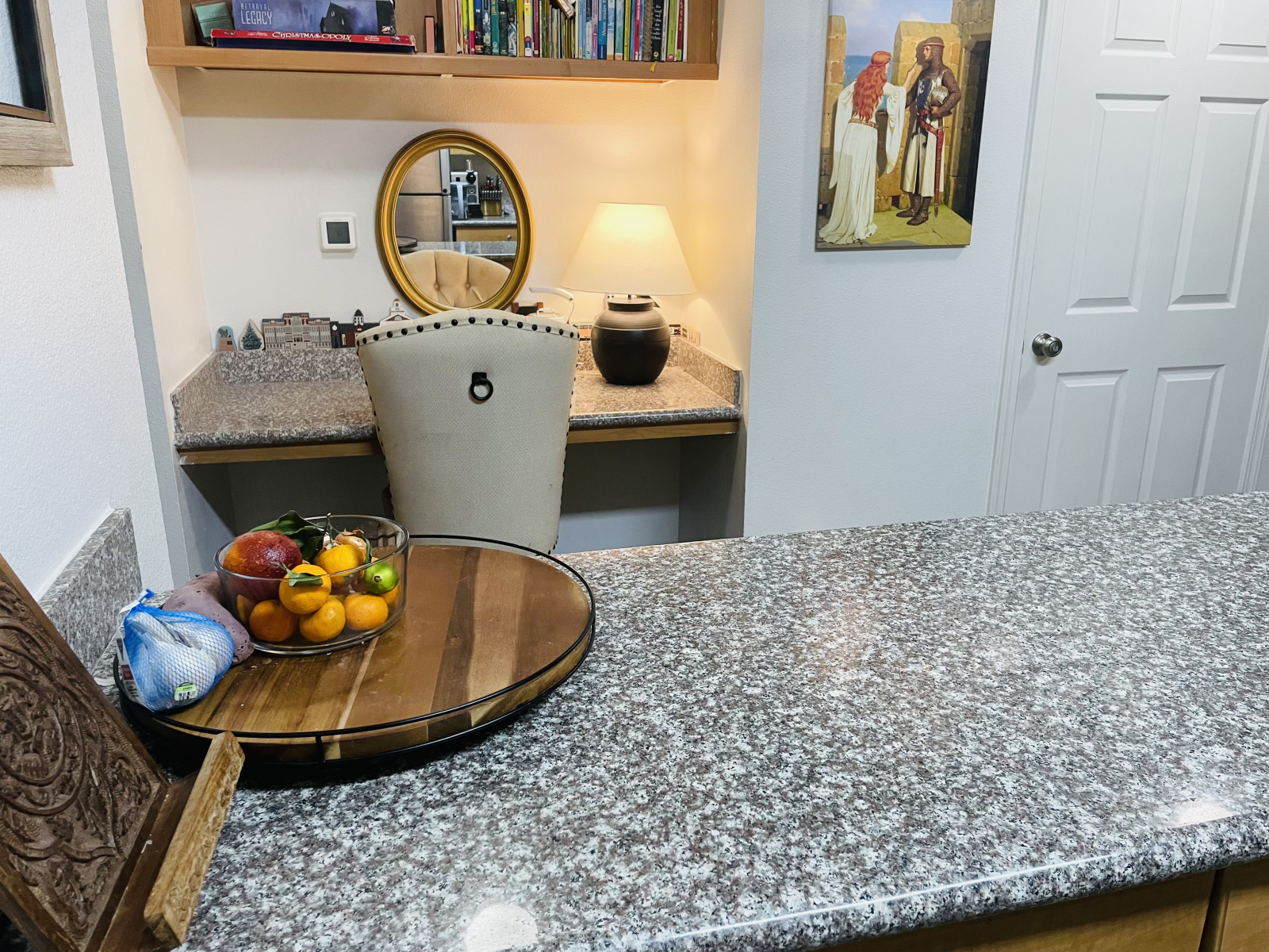 Das ist die Insel in der Küche. Die Speisekammertür, die Sie sehen, ist verschlossen. Es gibt einen ...