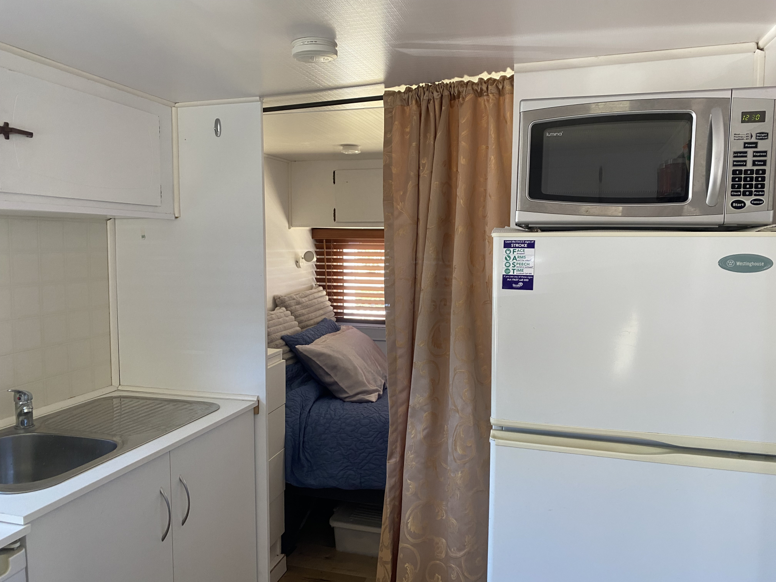 cuisine avec vue sur la chambre