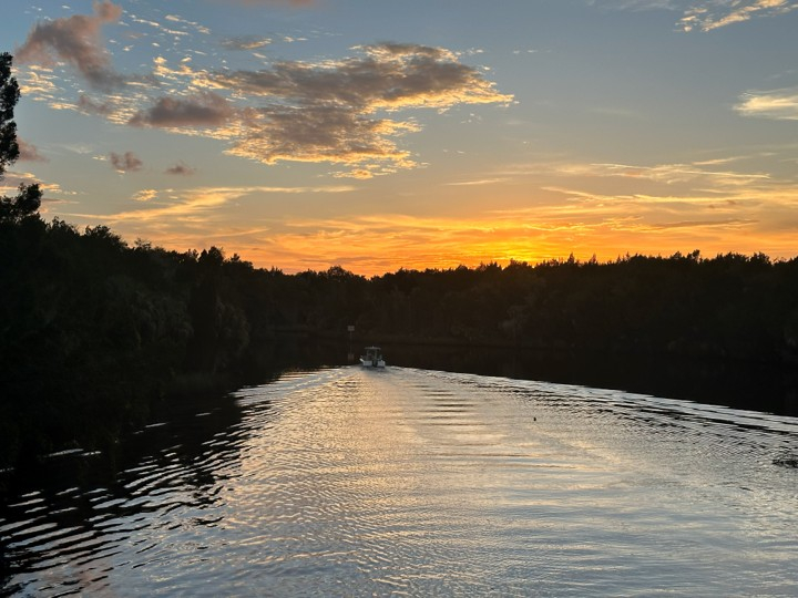 On traverse un pont pour aller à mon endroit préféré et voici la vue ! C’est à couper le souffle au ...