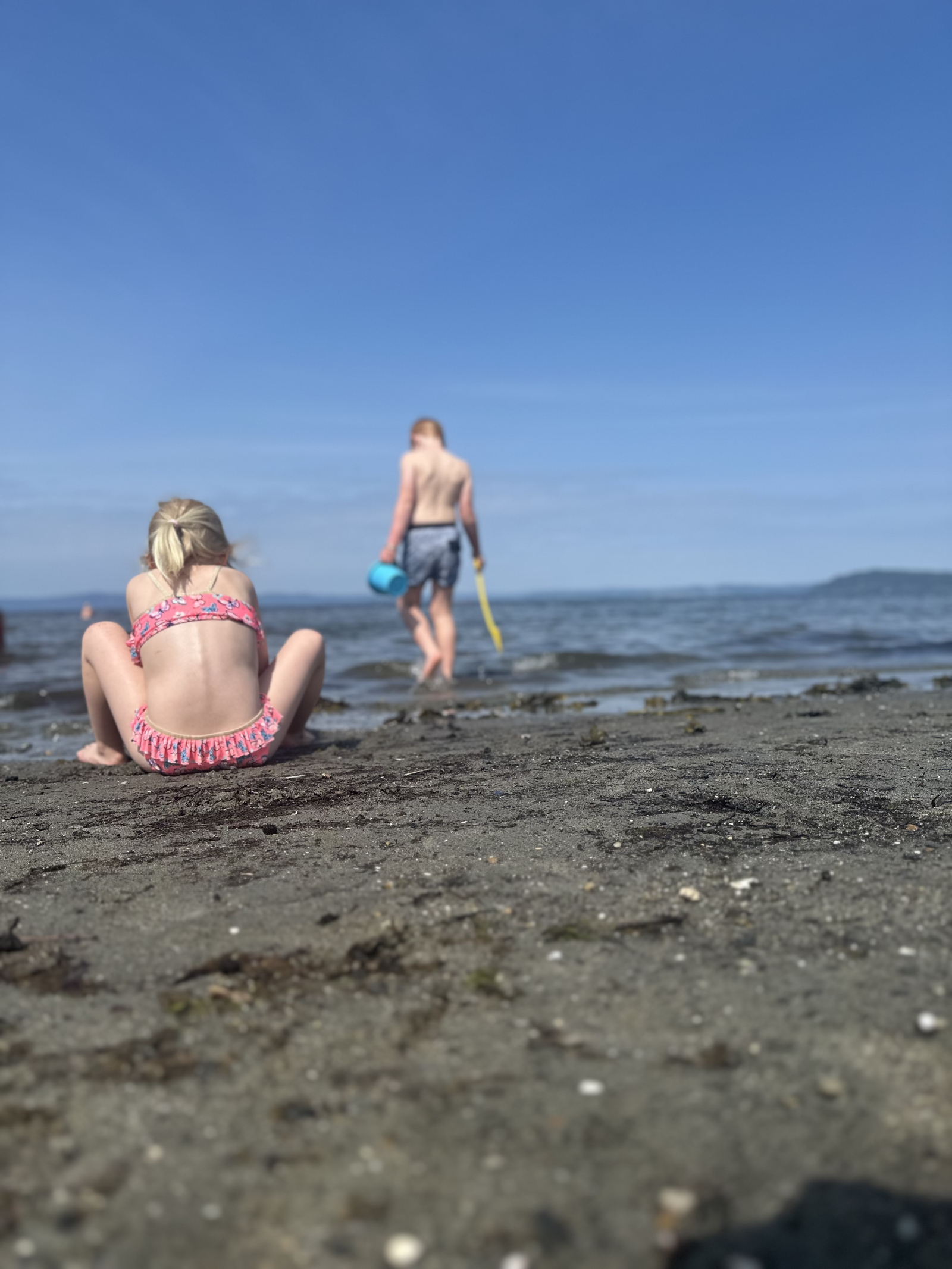 Schöner Strand mit schöner Umgebung. Sie können 20 Minuten mit dem Auto über Nacht campen