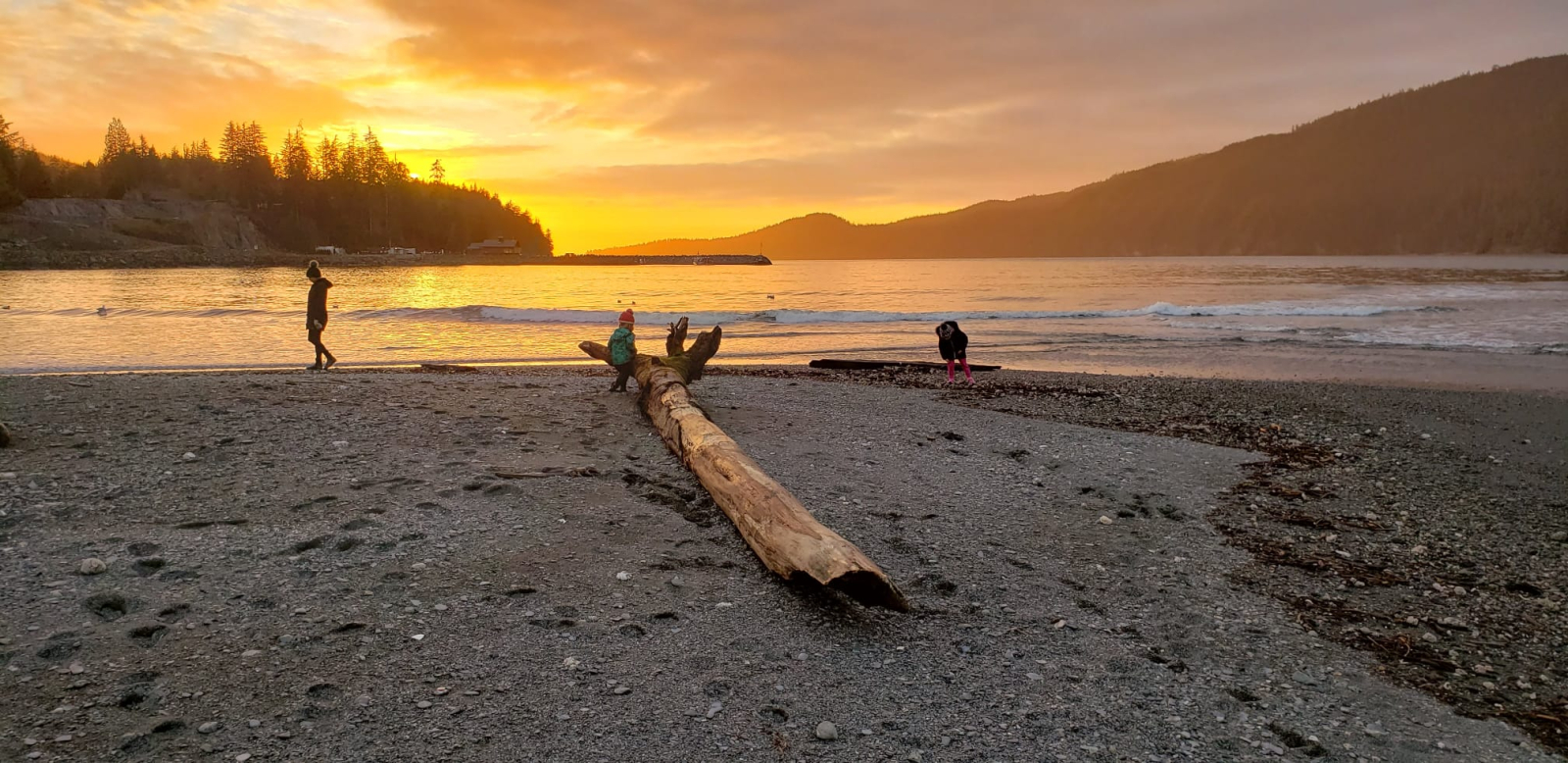 Zonsondergang in Port Renfrew, dit strand is op een mooie wandeling van 10 minuten van de hut.