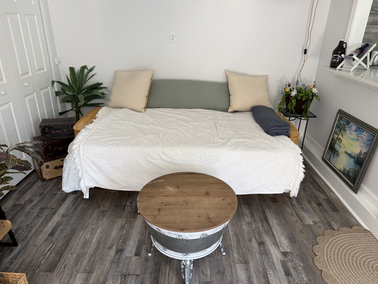 O pequeno apartamento atrás da casa - Futon se abre para uma cama de casal.