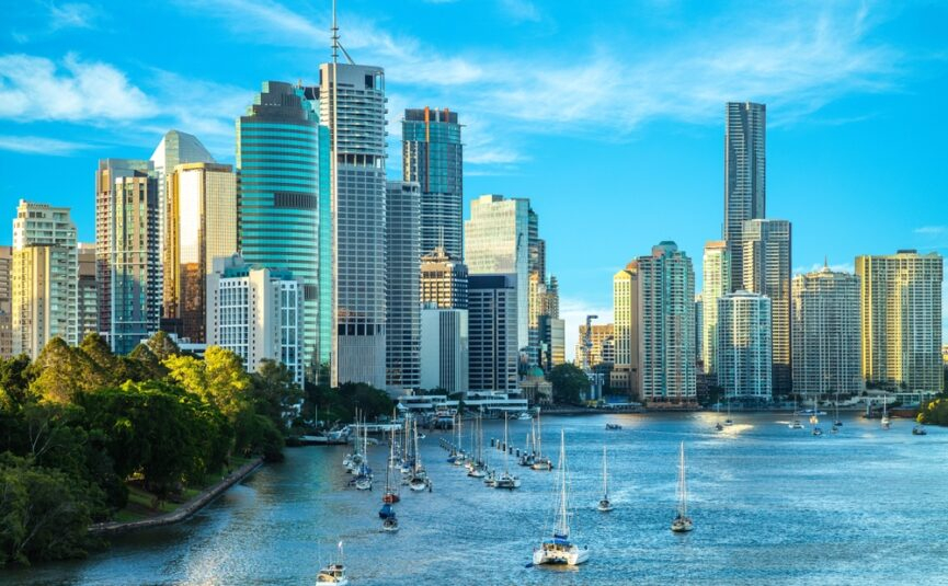 Casa de família em Brisbane com apartamento para vovó, piscina, spa, acesso lateral, boas escolas, subúrbio seguro