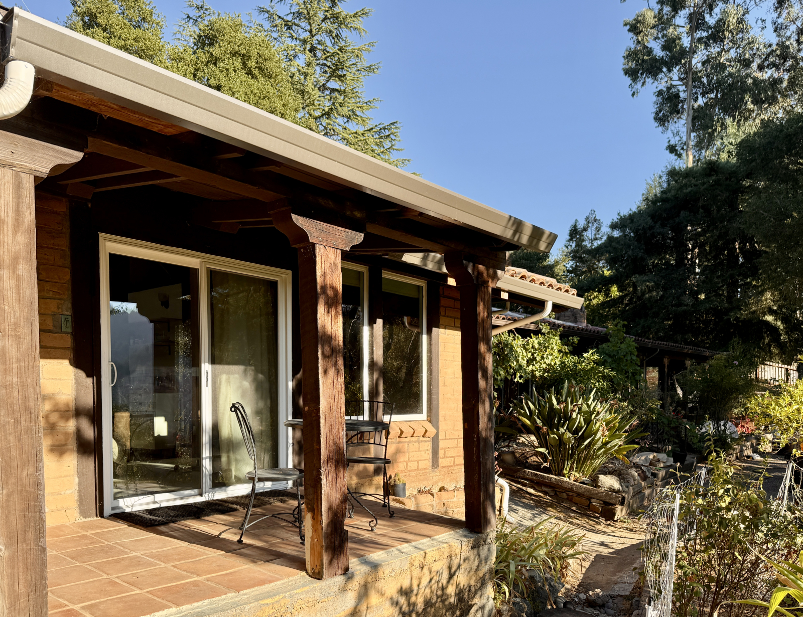 Buitenkant van het huis kijkend naar het huisje. Ons huis is gemaakt van adobe baksteen. Het hoofdge ...