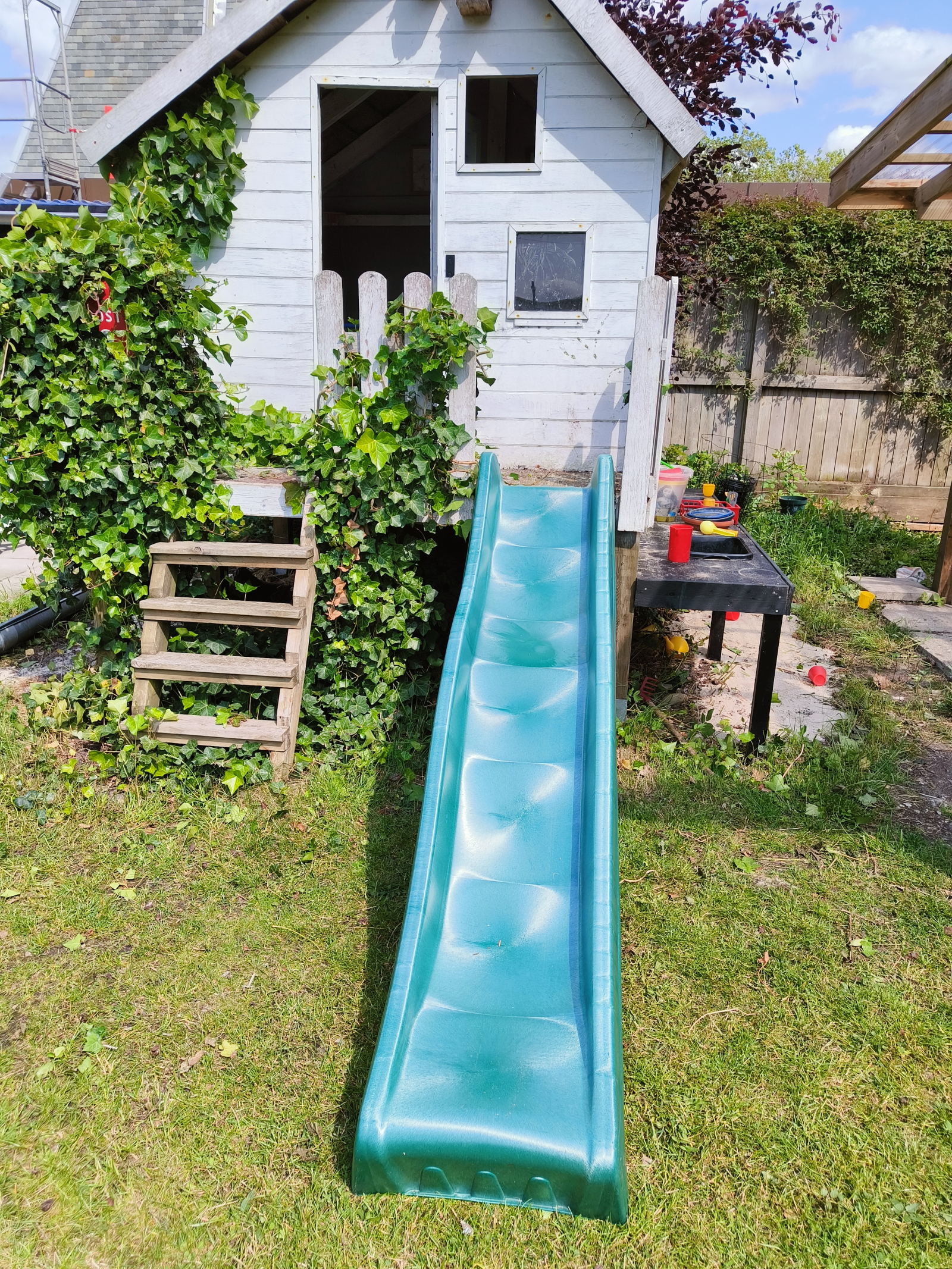 Casa de brincar com escorregador e cozinha de lama