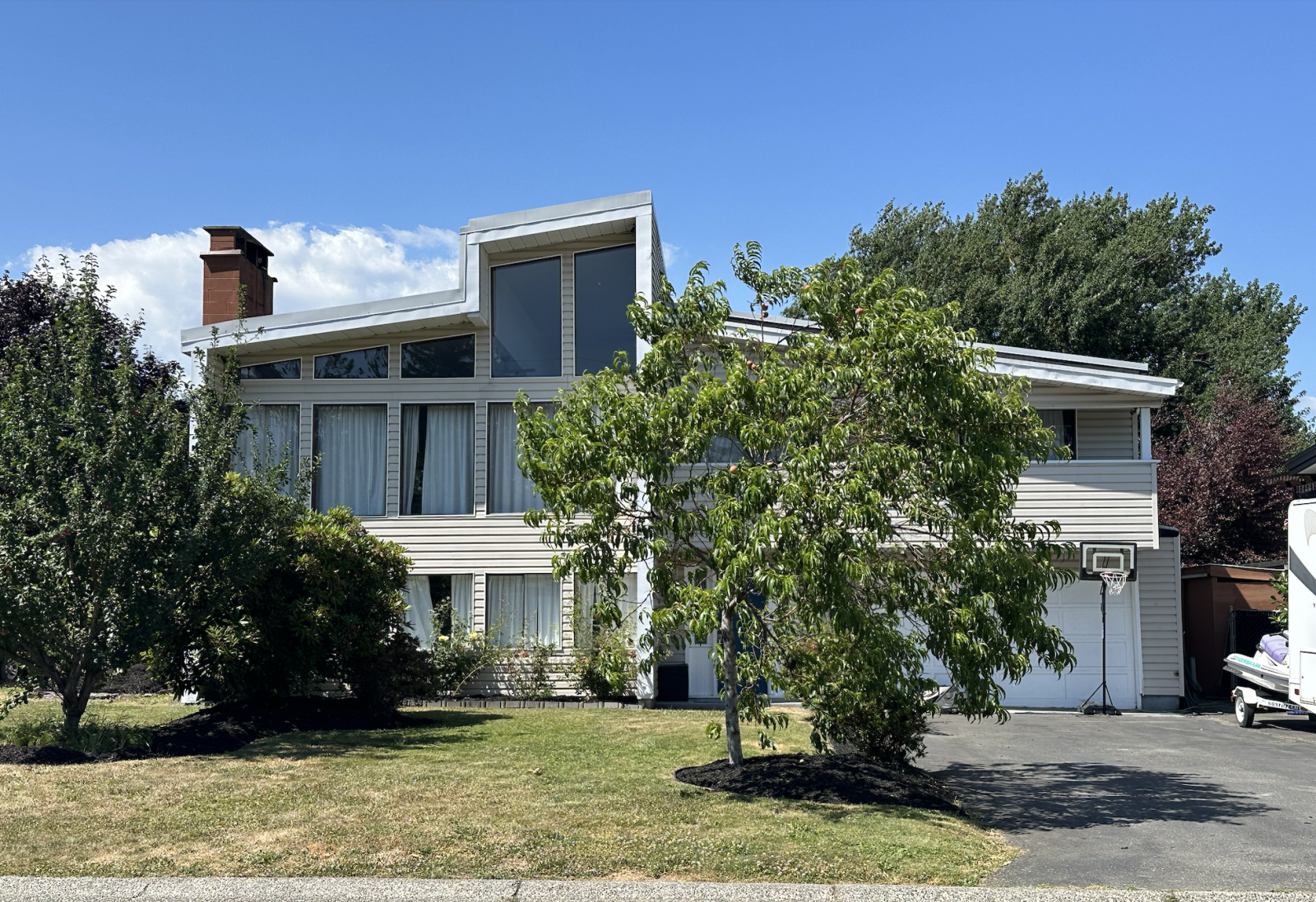 Stile moderno della metà del secolo con grandi finestre e molta luce naturale. In un quartiere tranq ...