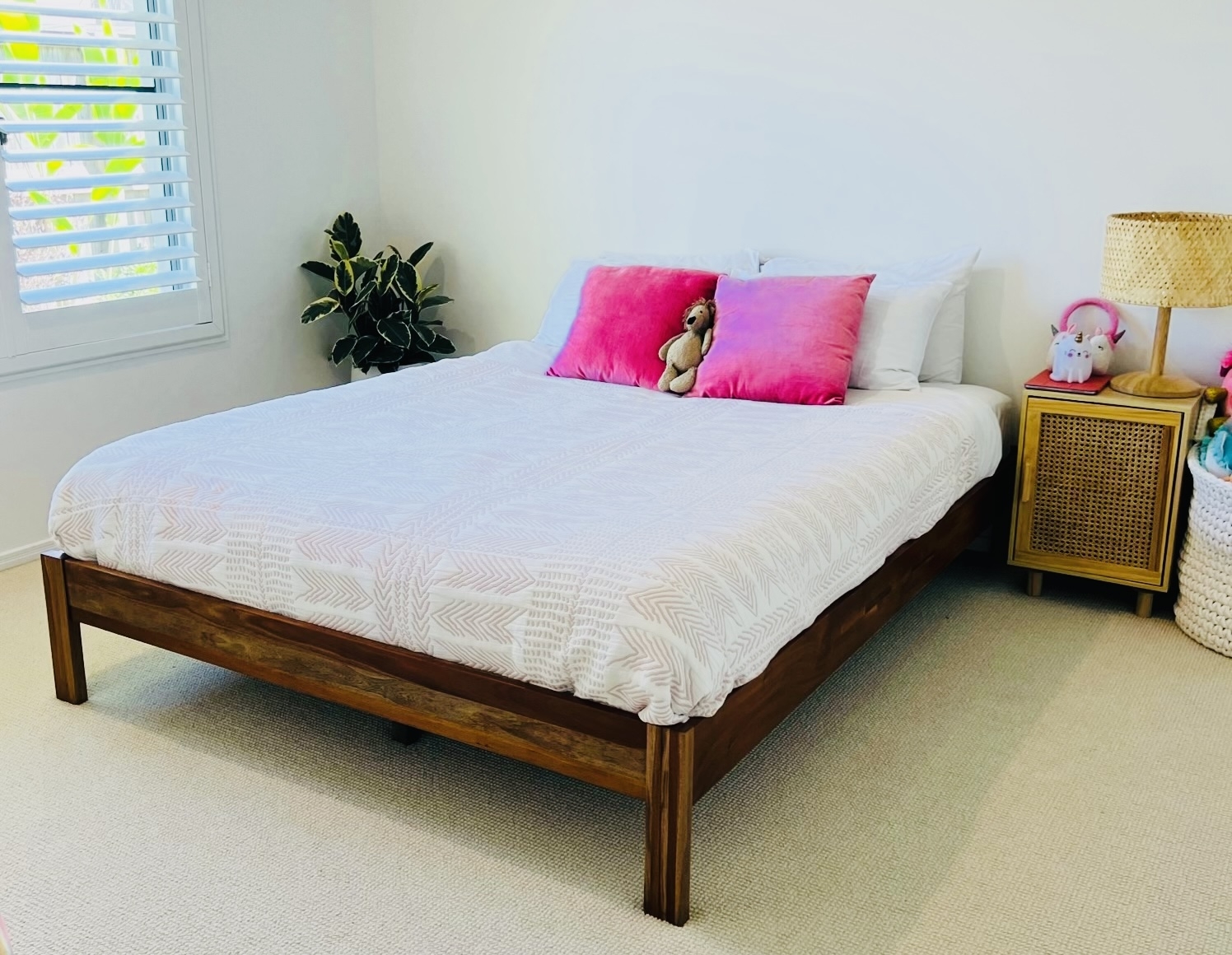 Gästezimmer 3 mit Queen-Bett und Blick auf den Garten