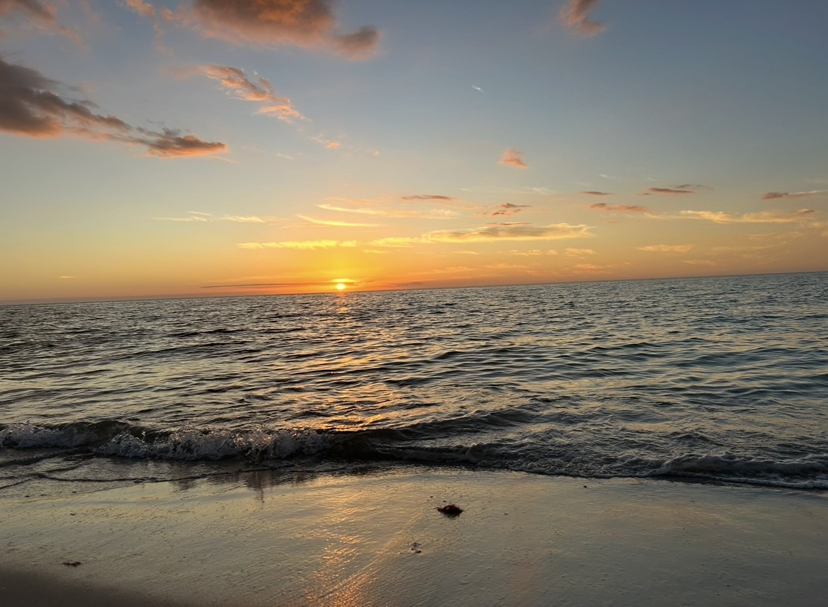 Una casa acogedora y espaciosa en el suroeste de Florida con gimnasio, piscina comunitaria y muchos senderos para caminar. Algunas de las mejores playas de Florida están a solo 40 minutos.