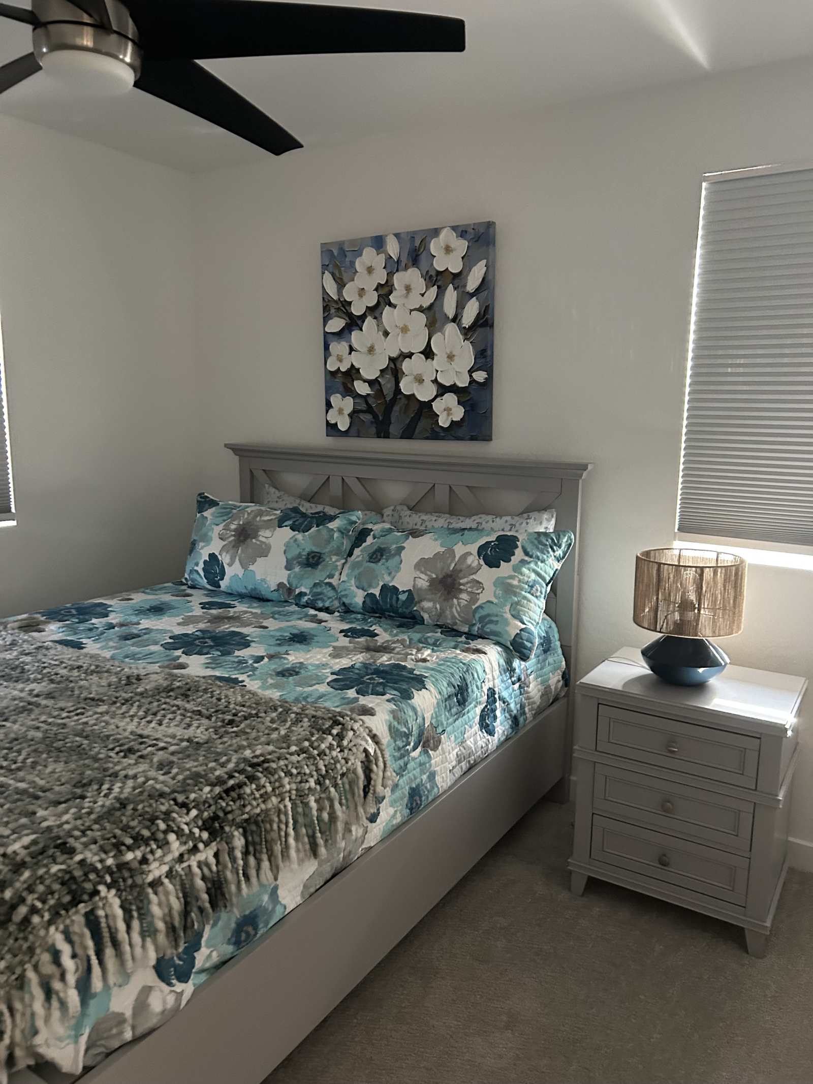 Dormitorio con cama Queen