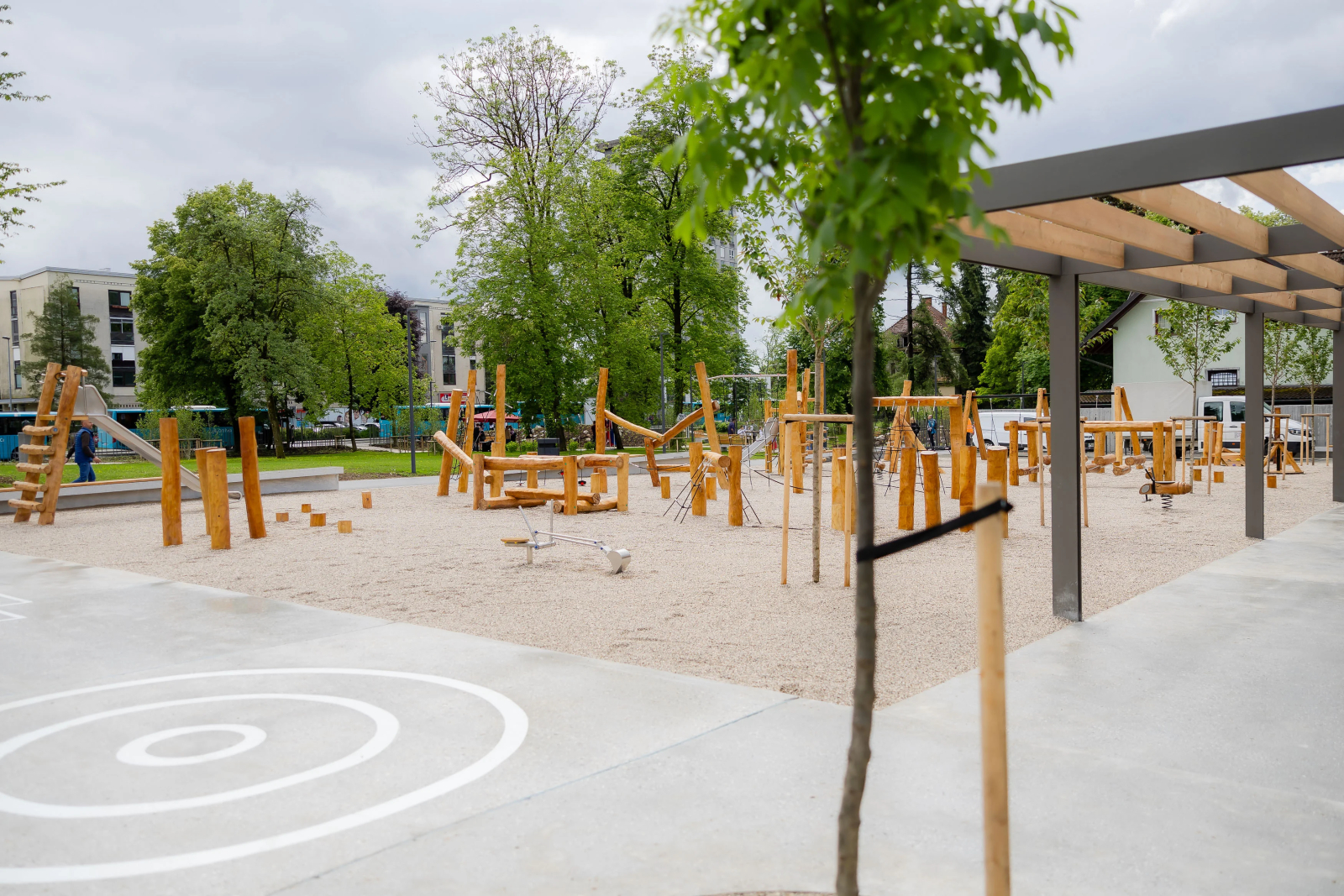 Kinderspielplatz (5 Minuten zu Fuß von unserem Zuhause entfernt)