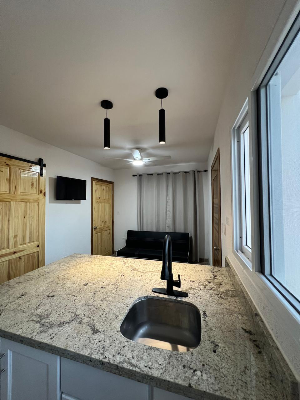 Woonkamer, smart-tv, bank