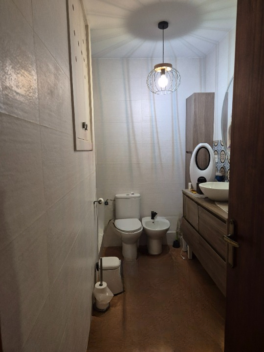 Banheiro no andar de cima com chuveiro