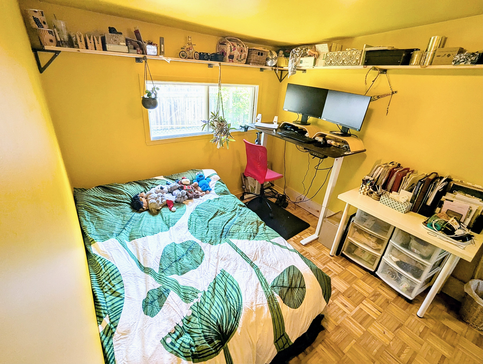 La pièce jaune a été transformée en crèche. Il dispose d’un berceau qui peut être transformé en lit ...