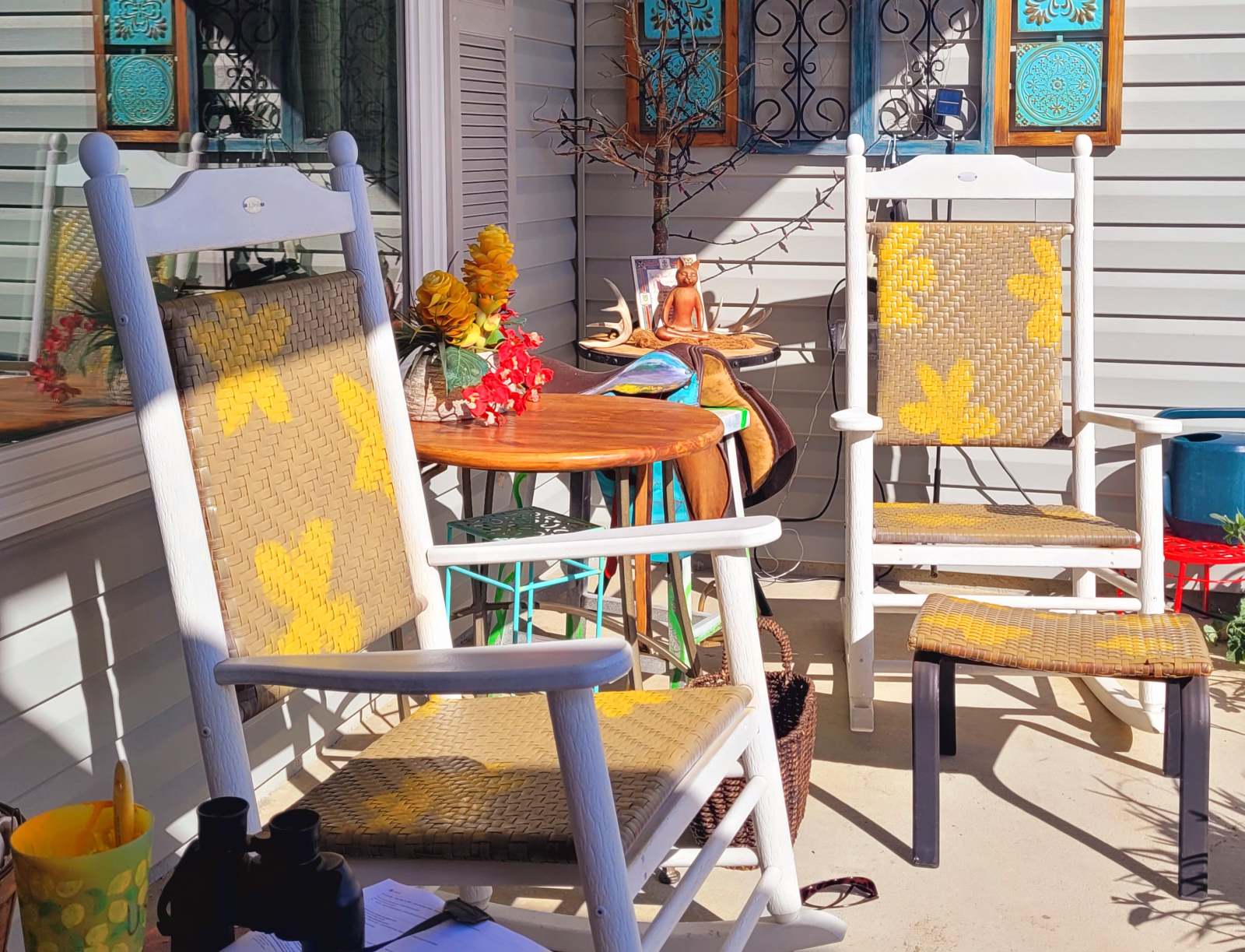 Varanda calma com uso de cadeiras de balanço