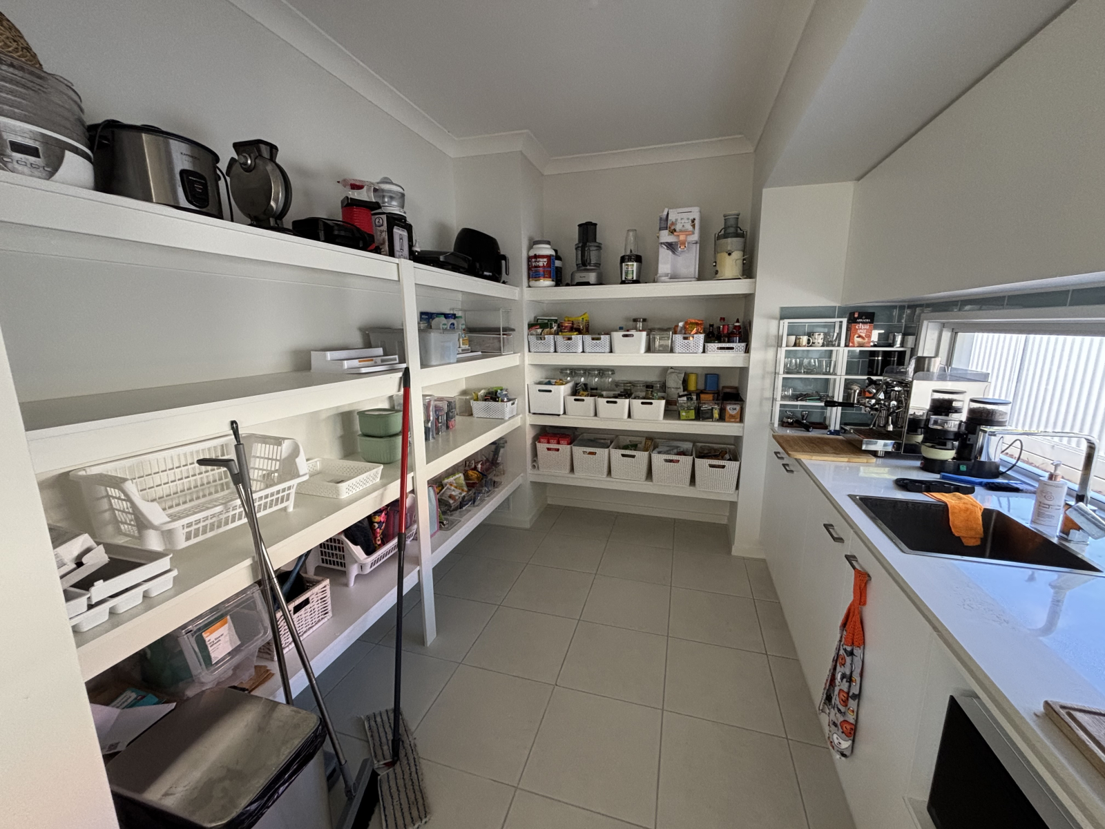 Casa de família em Brisbane com apartamento para vovó, piscina, spa, acesso lateral, boas escolas, subúrbio seguro