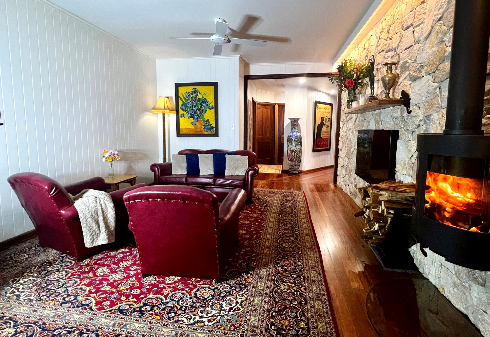 L’espace de vie principal peut accueillir confortablement 5 personnes pour profiter du feu de chemin ...