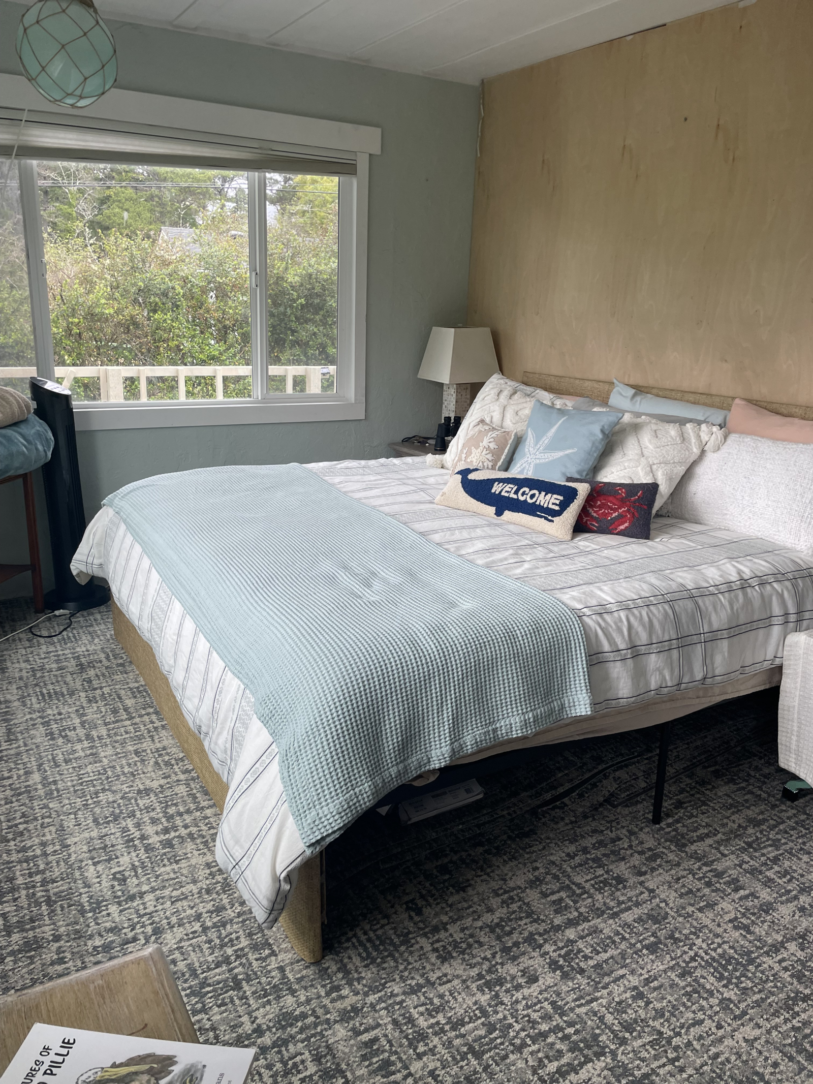 Front guest bed with reading area
