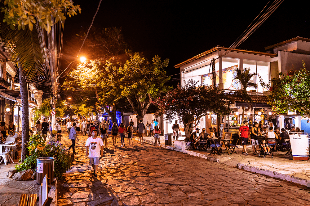 A infame "Rua das Pedras" a apenas 15min da casa. Toneladas de lojas, restaurantes, bares e praias.