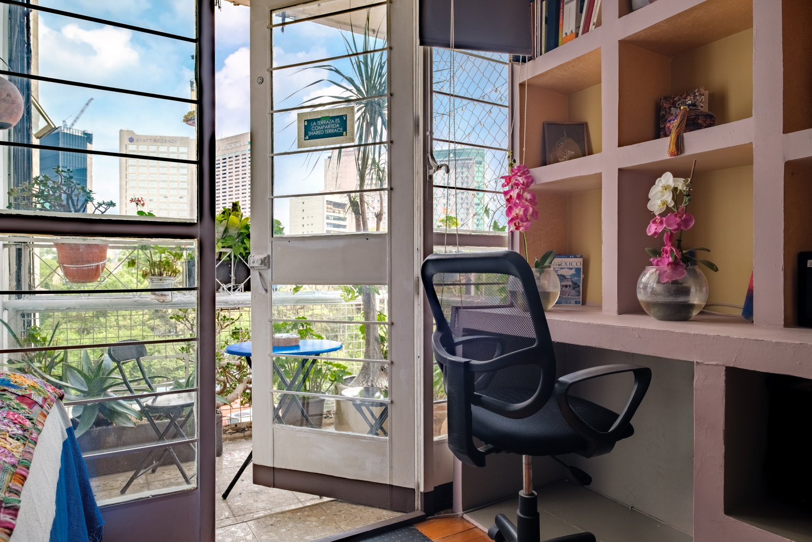 good workspace , excellent wifi, 400 megas lots of light & fantastic view W/ terrace