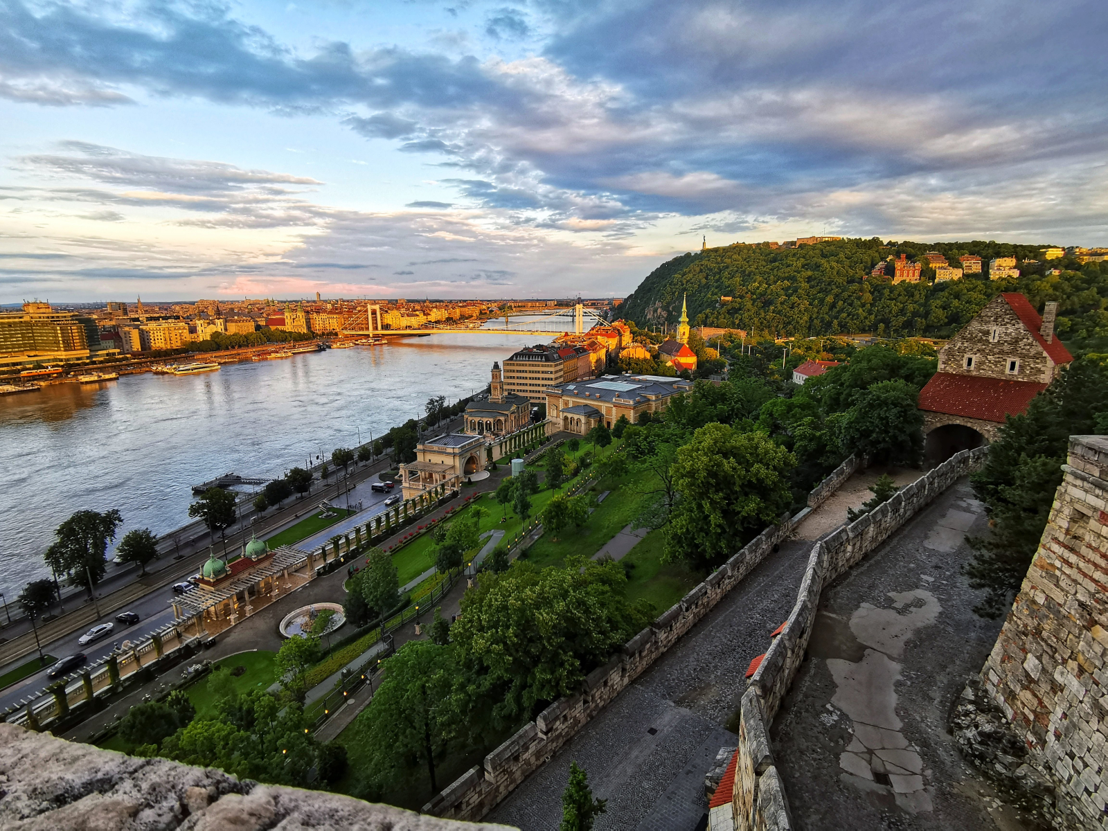 La vista de Budapest y el río Danubio desde la Casta de Buda