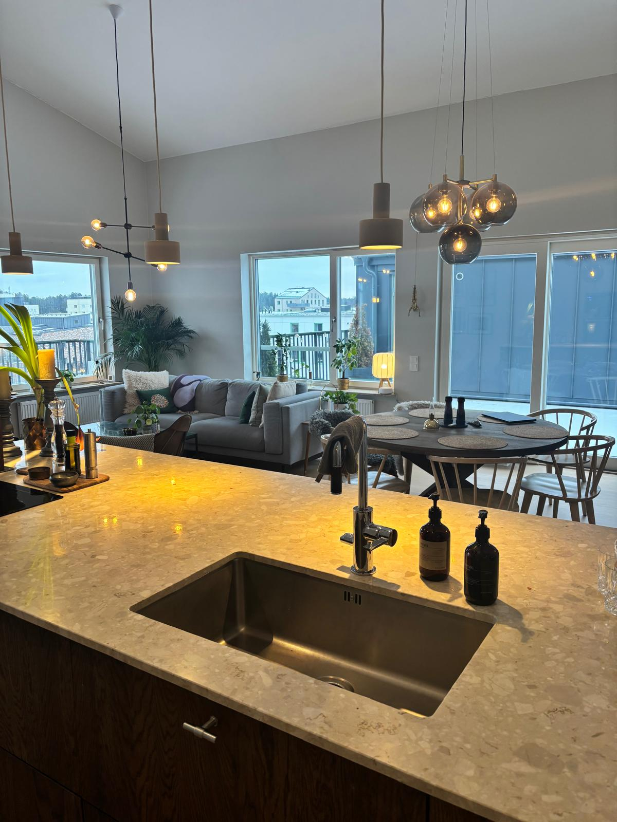 5-room penthouse with huge roof terrace and two balconys, excellent communications
