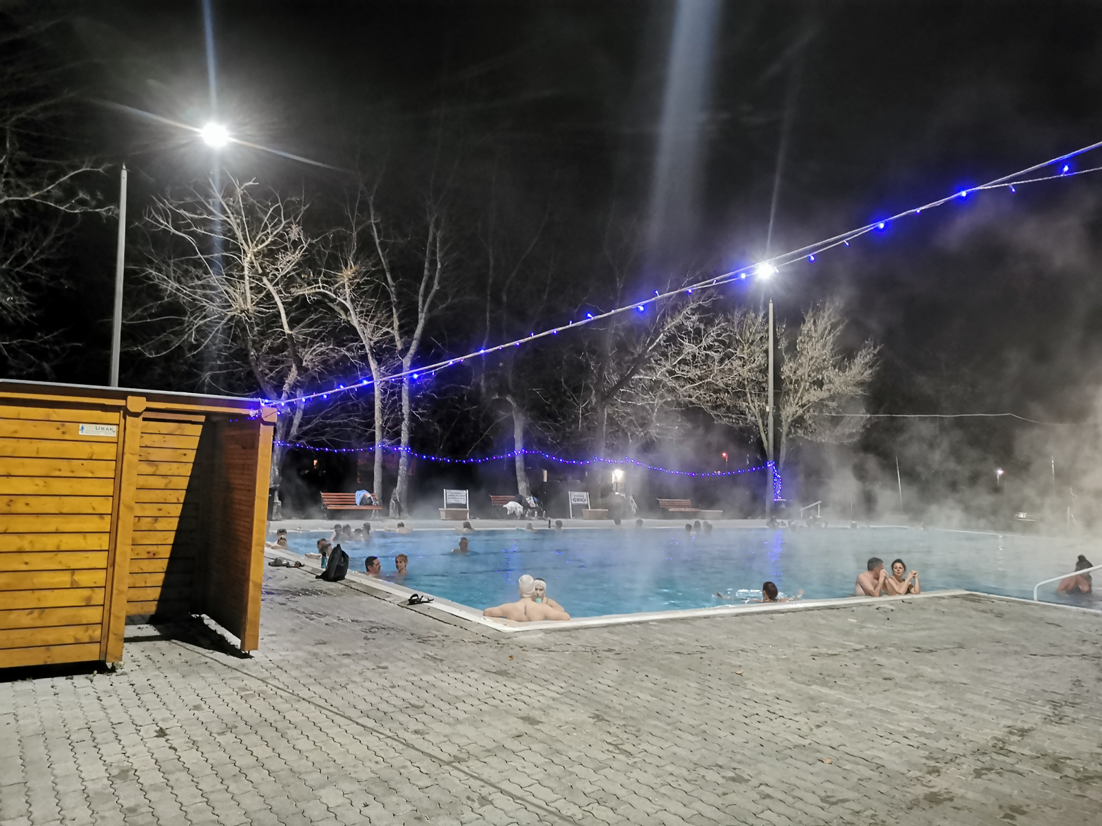 Le petit bain thermal extérieur de notre ville (à seulement 5 minutes en voiture ou 10 minutes à vélo)